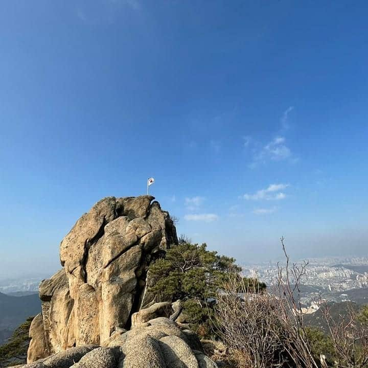 シン・ジエさんのインスタグラム写真 - (シン・ジエInstagram)「그래서 다녀옴 ⛰  #관악산  가볍게 생각하고 갔는데..  정신 번쩍 들게하는 등산코스로 와버렸다. 정상까지 가고 싶었지만 정상근처에 얼음이 많아 위험하다고 말씀해주신 다른분들의 걱정과 조언으로 정상을 코앞에 두고 끝까지는 오르지 못했지만 충분히 산을 즐기고 혹시나 모를 위험에 긴장하며 한걸음한걸음 신중하게 이동하여 모두 무사히 산에서 내려왔다.  곧 다가올 봄 때문일까 많은것들이 쉬고 잠들어있는 겨울산인데 신선함이 느껴졌다. 함께한 멤버들 덕분에 힘들지 않고 즐겁게 다녀왔다. 소중한 시간. 다들 함께해줘서 고마워😊   다음엔 우리 어디갈래??」1月16日 23時27分 - jiyai_shin