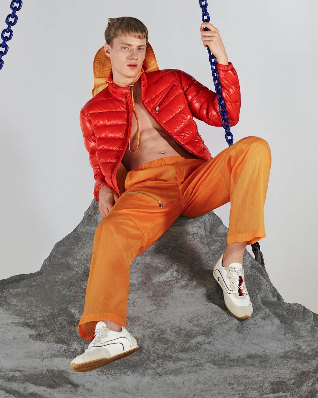 モンクレールさんのインスタグラム写真 - (モンクレールInstagram)「Chilli Kick.  Beating the chill is easy. Incendiary reds and radiant oranges ignite for a boost of ultra-light energy. Pragmatic pieces need not leave the wearer feeling cold, searing hot shades add instant firepower. #MONCLER1952 is in stores and on moncler.com today.  @SergioZambon #MONCLERGENIUS  Photography @markrkean  Styling @jodieabarnes」1月16日 23時28分 - moncler