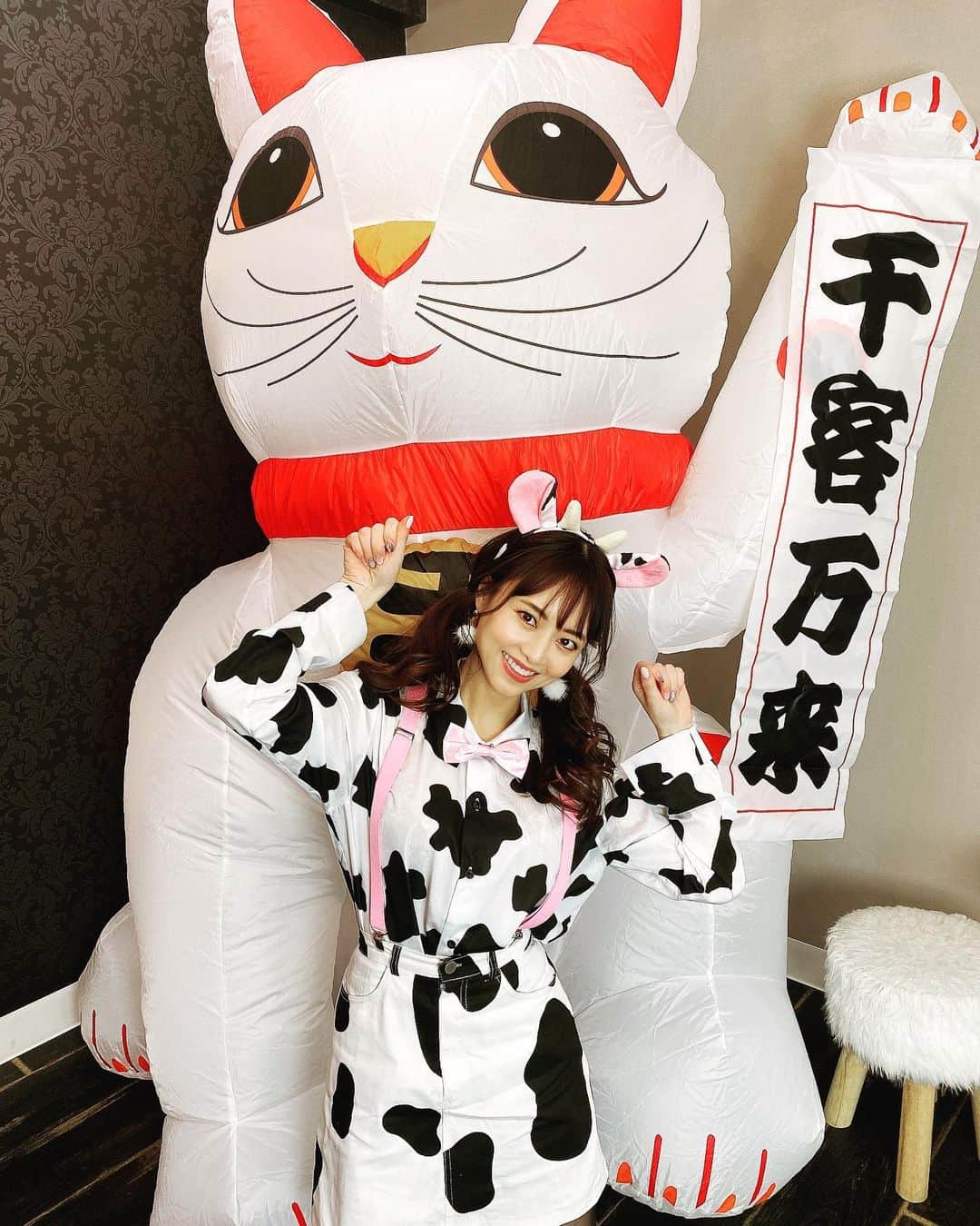 吉沢明歩さんのインスタグラム写真 - (吉沢明歩Instagram)「千客万来🐮吉沢会vol.9  #2021迎春#新年初#吉沢会＃招き猫と牛❤️#明日は振袖＃スタジオapps#お待ちしております✨」1月16日 23時30分 - akiho__yoshi