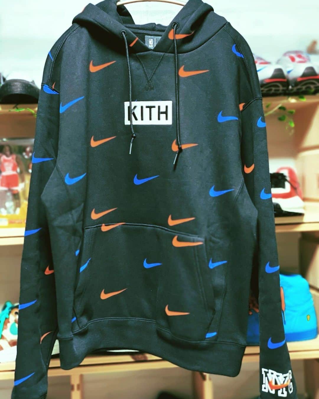 森彩奈江のインスタグラム：「KITH×NIKE FOR NEW YORK KNICKSのフーディー🎉﻿ ﻿ かっこいいっ💕最近KITHがお気に入り☺️✨﻿ ﻿ ﻿ #hoodie #nyc #nike﻿ #kith #スニーカー好きな人と繋がりたい﻿ #パーカー好き」
