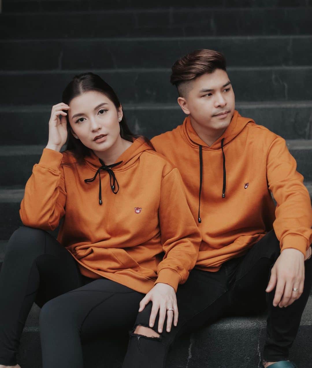 チェルシー・オリビアのインスタグラム：「When we are apart, days feel like years ❤️❤️ .. “Somehow, a comfy sweater tends to feel like home" Hoodie from @redbear_id Buat kalian yang lagi nyari hoodie bisa langsung cek IG nya @redbear_id ya. Bahannya tebal, adem, lembut dan nyaman banget lho dipake 👍🏻. Recomended deh ❤️ . . . Handled by @iconic_sister」