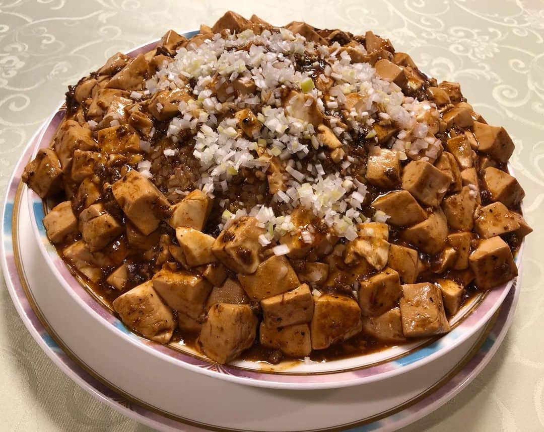 のインスタグラム：「レンブラントホテル東京町田3階にある「中華料理　龍皇（ロンファン）」さんで、デカ盛り麻婆豆腐丼を作っていただきました！  本日、YouTubeに食べてる動画を公開致しました！  レンブラントグループの公式YouTubeチャンネルでも食べてる動画が公開されています！  そして、レンブラントさんのチャンネルでは、自宅で作る本格麻婆豆腐のレシピ動画も近日公開予定なので、そちらも是非見て参考にしてみてください！」