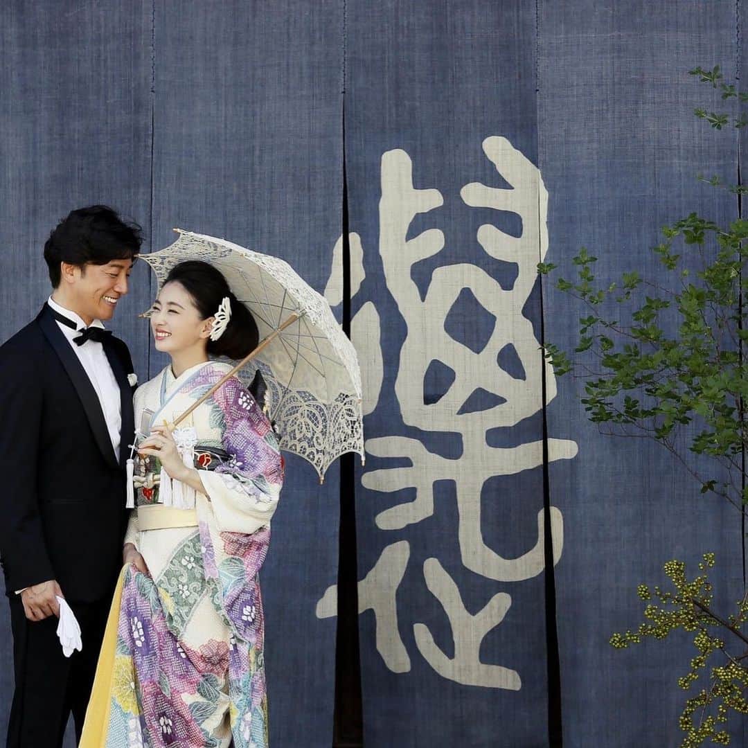 The KAMAKURA WEDDINGのインスタグラム：「淡く繊細な色合いが柔らかい印象を与える絞りの引振袖。タキシードの新郎と並んで大正浪漫な雰囲気は『萬屋本店』ならでは」