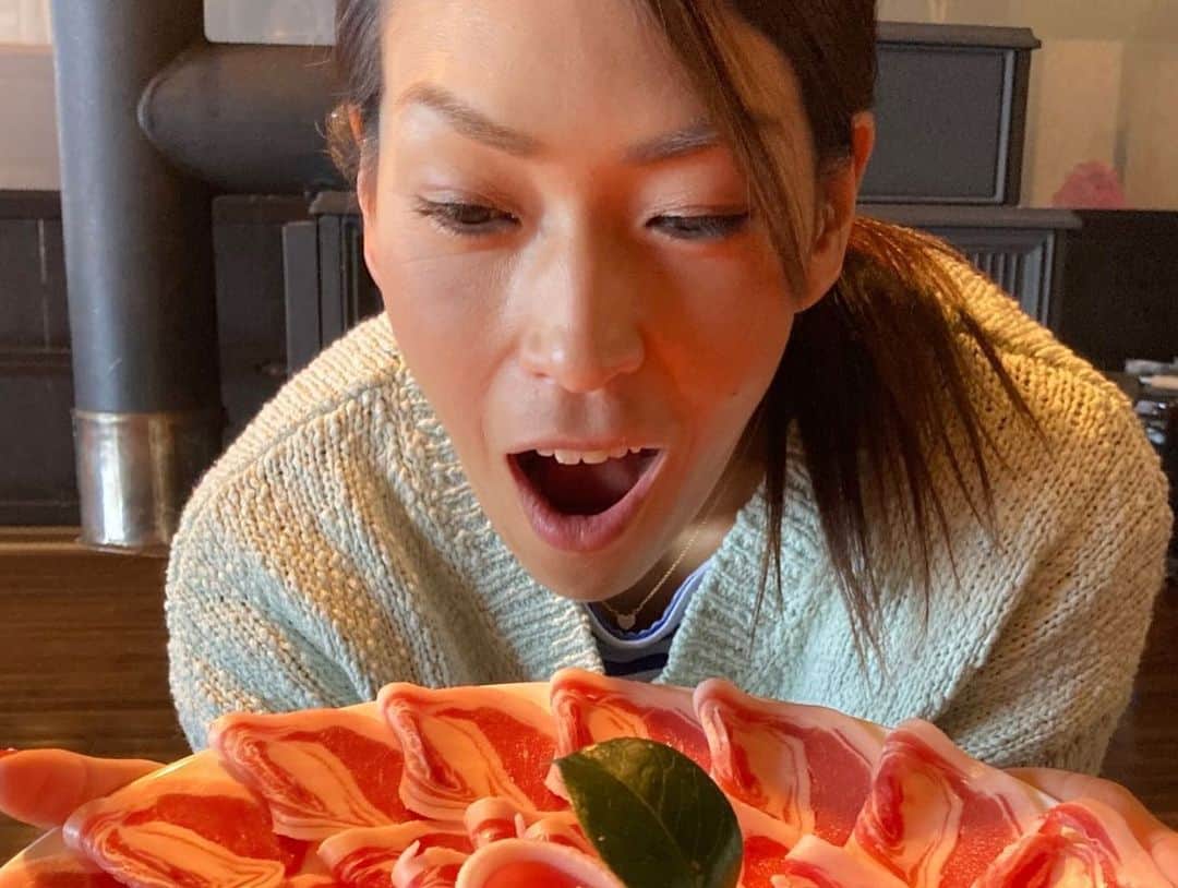 山田幸代さんのインスタグラム写真 - (山田幸代Instagram)「食いしん坊幸代の時間です。 緊急事態宣言が出る前の、1月初旬に京都の美山に行ってきました。 美山といえば、団長の番組「バズスポ」でロケに行かせてもらった場所。 その時に食べたジビエが美味しくて、どうしてもまた食べたく行ってきました。  牡丹鍋コース🍲 鹿のお肉や、囲炉裏で焼いた厚揚げなど、満足&満腹コース！ あー最高でした。 私はジビエ料理が大好きで、鹿肉が特に好きです！  美山ゆるりのジビエ料理最高でした！ 絶対、緊急事態宣言が明けたらまた行きたい🙌🏻  本当にありがとうございました。  #ジビエ料理  #鹿肉  #猪肉  #ゆるり #美山  #上手いもの巡り  #食いしん坊幸代」1月16日 18時07分 - lacrosseplayer_sachiyoyamada