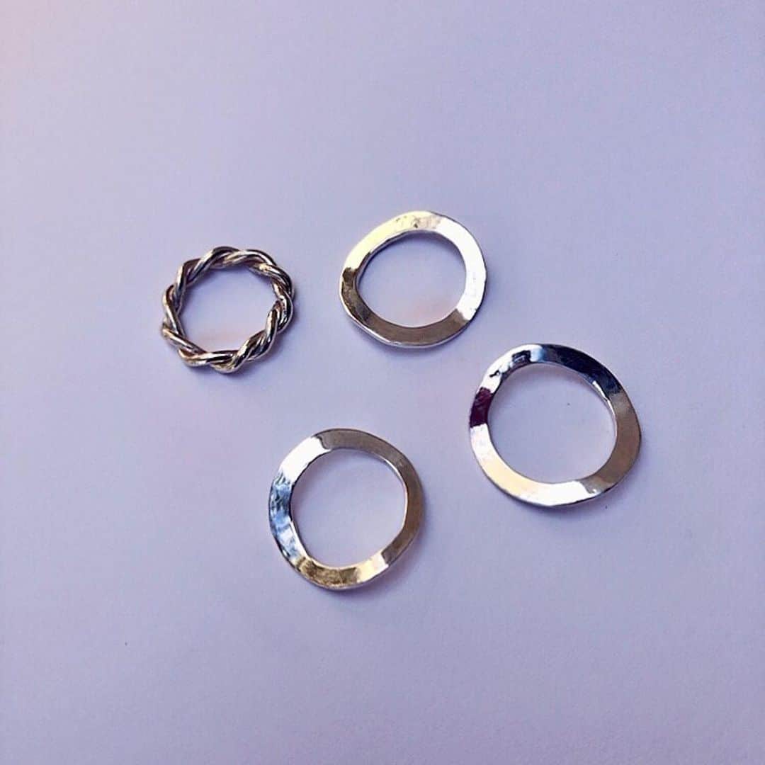タピエスタイルさんのインスタグラム写真 - (タピエスタイルInstagram)「#タピエスタイルで小さなしあわせ  「kameemon」カメエモンよりお知らせ ・・・ Tsunagu ring - silver925 Flat ring - silver925  単品でも組み合わせても素敵な指輪です  アクセサリーがお好きな方に気軽に楽しんで頂けるよう価格はぎりぎりまで抑えております  来週から始まる新宿伊勢丹のPOPUPには人気のシルバーアクセサリーをメインに出展いたします  アクセサリーが日々の生活を彩りますように  小さなしあわせ　in新宿伊勢丹 日程：2021年1月20日（水）～2月2日（火） 場所：東京 / 新宿伊勢丹 本館1F ISETAN Leaf season index 営業時間：10:00〜19:00 住所 : 東京都新宿区新宿 3-14-1  #タピエスタイル  #tapiestyle  #新宿伊勢丹 #ポップアップ #アクセサリー催事 #ハンドメイドアクセサリー #ハンドメイドジュエリー #シルバーアクセサリー #大人アクセサリー #スタイリッシュ #モダン #リング #ピアス #イヤリング #イヤーカフ #fashionlover  #京都作家 #kameemon30 #isetan_zakka_tokyo」1月16日 18時07分 - tapiestyle