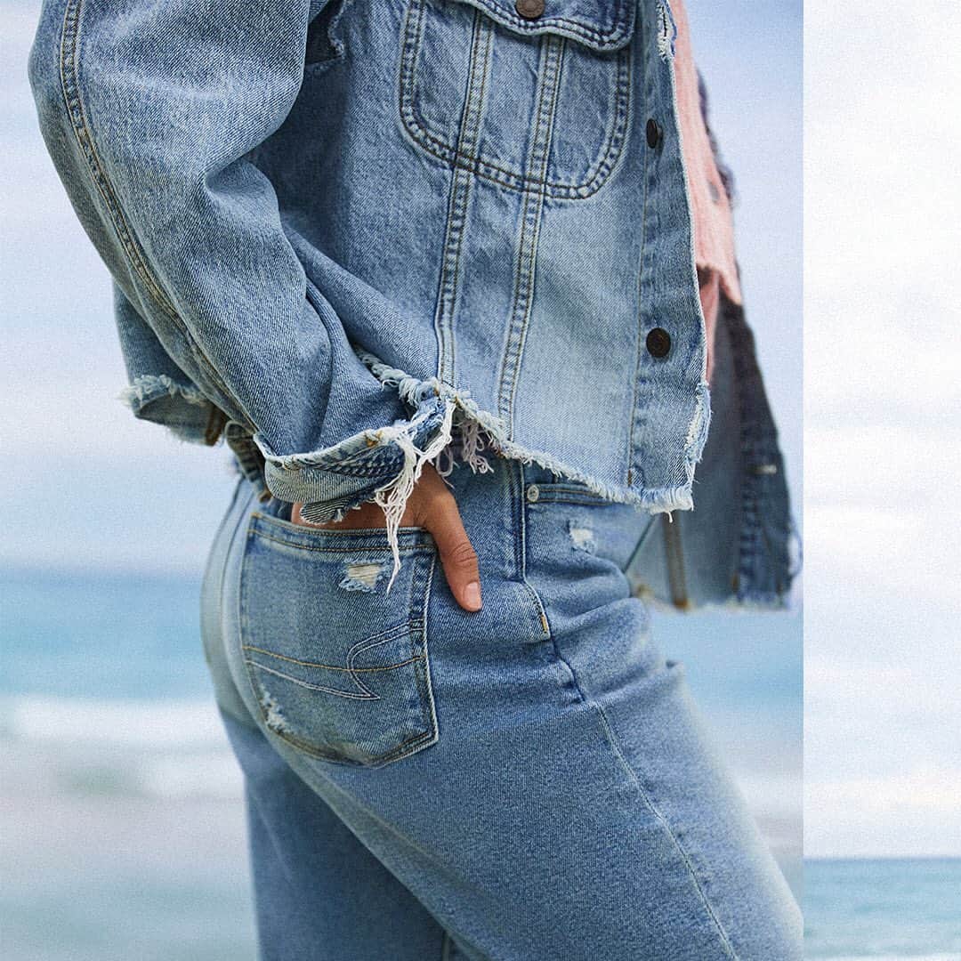 アメリカンイーグルのインスタグラム：「お気に入りのマムジーンズ👖（+他にもたくさんあります！）が環境保護を念頭において作られていることをご存知ですか？ 使用する水が14％少なく、私たちのコレクションの中で最も持続可能なサステナブルなアイテム🌱🌎。 私たちは、これらのより高い基準をコレクションに取り入れるように日々取り組んでいます！   公式オンラインストアをチェック⇒ www.aeo.jp   ✨✨Be love.Be fun.Be true.Be you✨✨ 公式LINEをフォローしてスペシャルオファーなど様々な情報をゲットしましょう！☺   #AExME #AEJeans #AE #americaneaglejp #アメリカンイーグル」