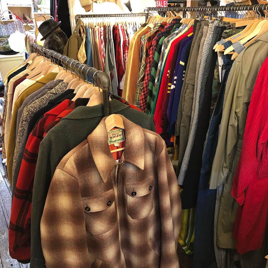 NUTTY Vintage&Collectibleのインスタグラム：「🎉🎊👏 FINAL SALE👏🎊🎉  15,16,17日の3日間限定📢 ーーーーーーーーーーーーー 3 DAYS SPECIAL ーーーーーーーーーーーーー ⭕️COAT ALL 10%OFF（VINTAGE含む） ⭕️USED SELECT SWEATER ALL 30%OFF（一部対象外有り） ーーーーーーーーーーーーー ＜対象＞ -NUTTY店頭 -NUTTY VINTAGE ONLINE STORE -NUTTY SELECT BOUTIQUE ONLINE STORE -お問い合わせ（メール/DMからも承ります）  セール価格のアイテム以外もお買い得になる とってもお得な3日間！  メンズコートも勿論対象です❤️ 50's〜の格好良いコートお取り揃えございますので お気軽にお問い合わせ下さい💌  引き続き、ご無理なくご来店お待ちしております🌝」