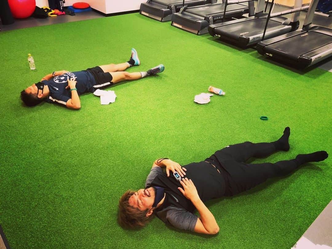 GAKU-MCのインスタグラム：「二人で遊んでいるわけではありません。そしてもちろん仲良くお昼寝しているわけでもありません。完全燃焼で燃え尽きたガク＆大久保嘉人選手の写真です。 　 　大久保選手。尊敬するプロフットボーラーでJ1通算最多得点記録保持者。先日その大久保選手のトレーニングにご縁をいただき参加させていただきました。  　トレーニングは数週間にわたり最高にストイックなメニューをこなしている、とのこと。僕はそのうちの1日に同行させてもらったわけですが、 　『サッカーボールを使った楽しい時間』 　を想像して参加しましたが、そんな空気は一ミリもありませんでした。永遠か、と思うぐらいみっちりと追い込む体幹。さまざまなアイディアが組み合わさった息の上がるサーキットトレーニング。ゴムチューブを使った下半身強化種目の数々。書いているだけで気持ち悪くなるぐらい激しいメニューがこれでもか、と続きました。その全てをお見せすることはもちろんできませんが、写真（動画）二枚目三枚目のこのバランスボールを使ったトレーニング、どうですか？！へっぴり腰のガクエムシー。それに対して大久保選手のなんとがっしりしたことでしょう。ゴール前でブレない体はこういった地味な鍛錬によるものだと改めて思いました。  　このトレーニング期間が終わればJリーグ各チームのキャンプが始まります。そして2月の終わりにはJリーグが始まります。大久保選手の活躍を心のそこから楽しみにしています。  　最高に良い刺激をいただいたので、僕も自分のピッチ（つまりは音楽ですね）で躍動したい。そう激しく思った1日でした。　  　ありがとう大久保選手。そしてトレーニングコーチ #ボディメンテナンスKG ごっちゃん&ペピータ南谷さん。　僕は次の日起きたら足がガクガクエムシーでした。  　#大久保嘉人 #セレッソ大阪 #gakumc #ウカスカジー #MIFA #自主トレ #Jリーグ」