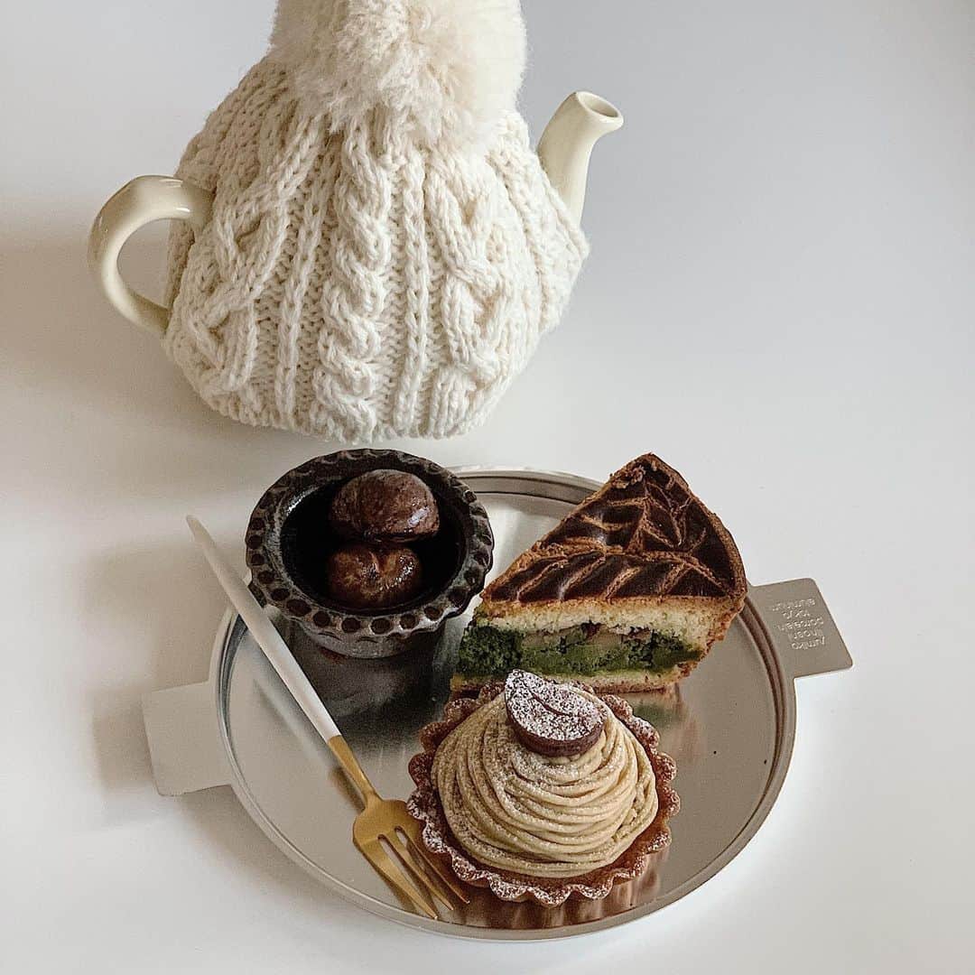 のインスタグラム：「📸#Hanakogram 結果発表﻿ ﻿ テーマは 「#スイーツアワード2021」🍰﻿たくさんの投稿をみなさまありがとうございました！  今回は特別企画。Hanako賞に選ばれた投稿の中から編集長が特に注目したHanako特賞をご紹介します。 ﻿  @sakii021 さん  編集長の一言👨🏻👏🏼﻿ 「栗、栗、栗と、秋のスイーツでまとめてきた素敵写真。モダンなカトラリーや食器も好みです。ポットを温めるティーコージー好きとしては白い毛糸のフォルムにもまたぐっとくるのです。」﻿  ＿＿＿＿＿＿＿＿＿＿＿＿＿＿＿＿﻿ ﻿ #sakii_life  おうちカフェだからできる 大好きが詰まった栗づくしプレート🌰  大好きなテーブルウェアと 大好きな#リトルワンズ のケーキ。 @littleonessince2012  ✔︎ 和栗のモンブランタルト ✔︎ 栗と抹茶のガトーバスク ✔︎ 愛媛県中山産栗の渋皮煮 ✔︎ポットの中身🫖 消化を促すミントティー🌿  @sakii021 ＿＿＿＿＿＿＿＿＿＿＿＿＿＿＿＿﻿ ﻿ ﻿ @sakii021 さん、素敵な投稿ありがとうございました！ ﻿  #Hanako #Hanako_magazine #テイクアウト #ランチタイム #おうちカフェ #テイクアウトスイーツ #おやつの時間 #おうちごはん #カフェごはん #コーヒーのある暮らし #パフェ #アイス部 #チョコ好き #パン好き #甘党 #バターサンド #バスクチーズケーキ #かたいプリン #ショートケーキ #トースト部 #クッキー缶 #おやつレシピ付き」