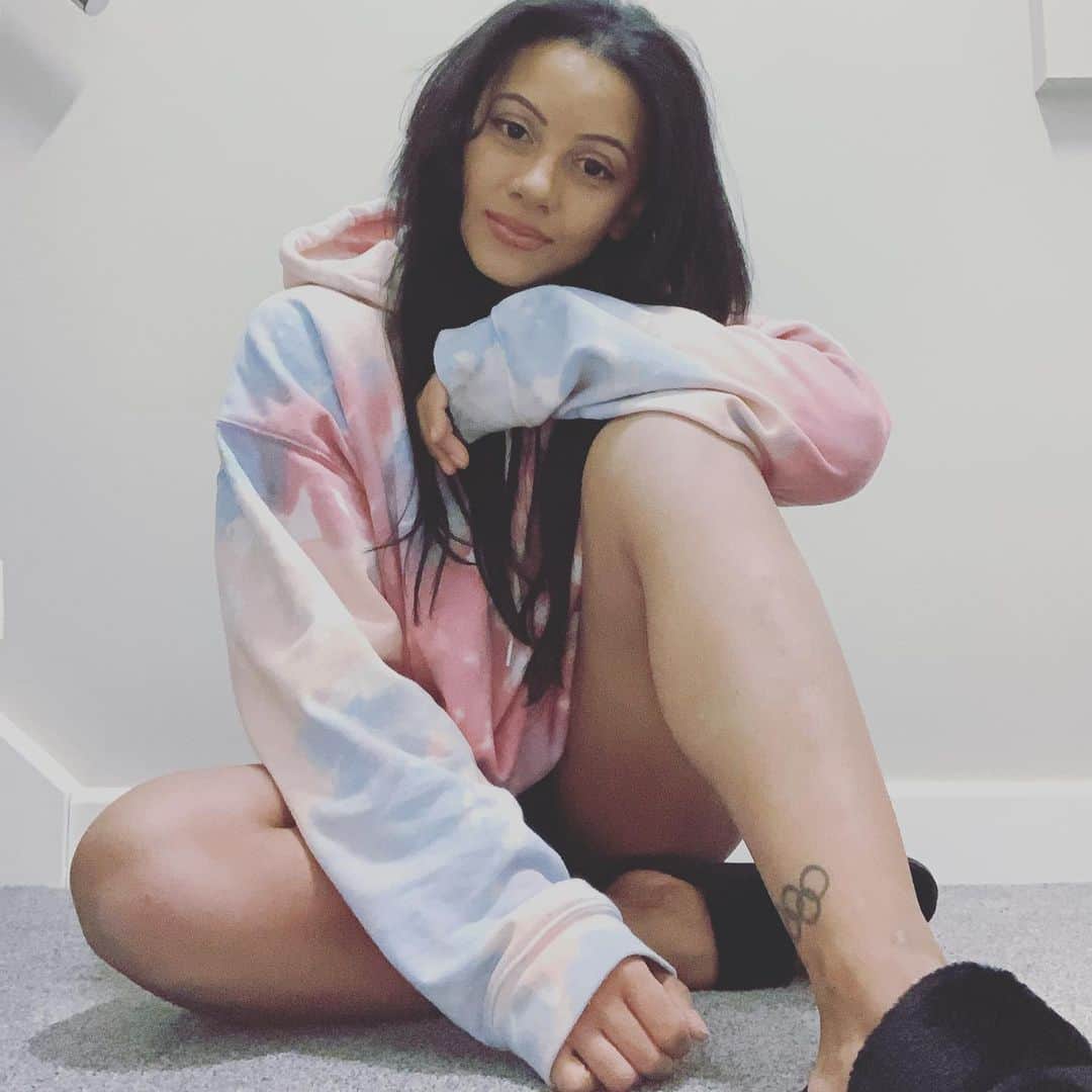 レベッカ・ダウニーのインスタグラム：「A little reminder that it’s absolutely OK to have off days and not feel motivated all the time. I’m naturally a very motivated person and can always seem to find that little bit extra to get things done when I don’t feel like it.   So many sacrifices have gone into this Olympic cycle, more injuries, a lot of challenges to stand up for what I believe in, insane amounts of training, only 1 full week completely off all training since 2019 worlds, 3 months of 4-5hr days home training, all for a dream that feels like it is getting more and more questionable by the day AGAIN 😩   So yesterday I took a day to step back and just breathe. I watched box sets all day, ordered pizza 🍕and for once training was not my priority. It’s impossible to give 💯 all day everyday and so much harder when the goal posts keep constantly shifting. Today I feel so much better for it and am absolutely ready to move again even though I’m still at home.    I’ve spent most of my isolation time training, working through my coaching log book, brain storming new business ideas and planning more for my future and as much as the near future feels very unclear I know there is a lot to be excited about 🖤   Hope everyone has a brilliant weekend and remember to be kind to yourself !!」