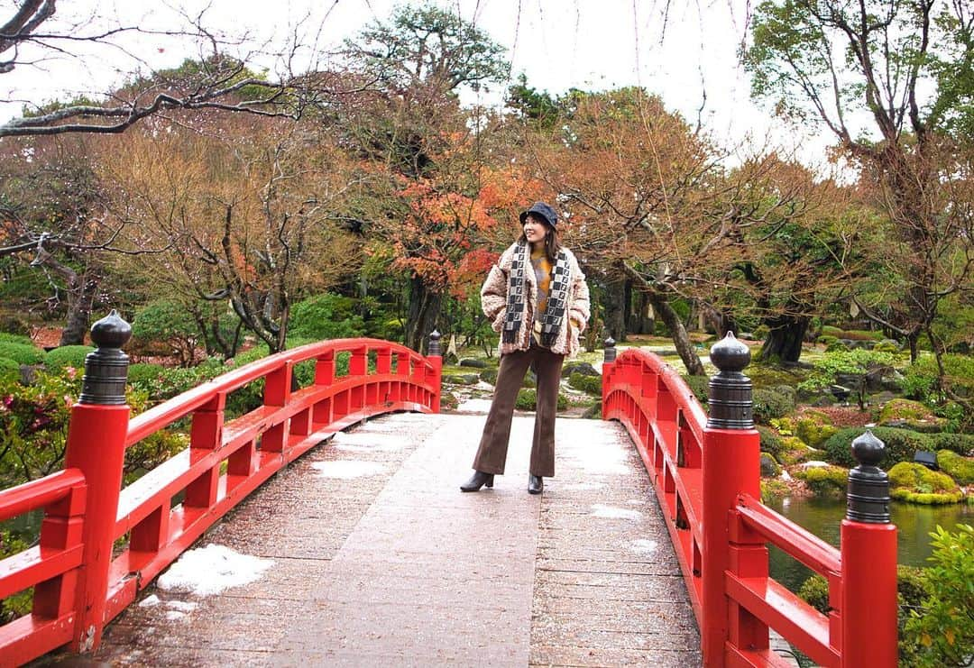 高橋晴香さんのインスタグラム写真 - (高橋晴香Instagram)「昨年末行った島根旅続き✈︎﻿ ﻿ ﻿ 次は、行ってみたかった由志園に❣️﻿ ﻿ ﻿ １年中牡丹が楽しめて紅葉の名所として知られる、池泉回遊式日本庭園🍁💐﻿ ﻿ ﻿ もう全てが美しすぎて綺麗✨✨🥺﻿ ﻿ ﻿ 風情があって、どこ歩いても絵になる風景ばかり👌﻿ ﻿ ﻿ 心地よくて自然を感じることができたよ🌿﻿ ﻿ ﻿ 私は昼間に行ったんだけど、夕方はイルミネーションもやっている時期もあるみたい。夜また行くと雰囲気違って素敵なんだろうな✨✨﻿ ﻿ ﻿ コロナ落ち着いたら行ってみてほしい👌﻿ ﻿ ﻿ 他の場所も回ったけど、写真が載せきれないので！﻿ ﻿ ﻿ また別の投稿で島根について載せるね💓﻿ ﻿ ﻿ ﻿ @shimane.goen﻿ ﻿ ﻿ #旅行 #travel #女子旅 #山陰旅行 #島根旅行 #由志園 #trip #pr #instagood #島根県 #ご縁の国しまね #旅 #神社 #神社巡り #島根 #国内旅行 #instatravel #山陰﻿ #観光 #日本 #japantrip #shimane #山陰旅行 #島根観光 #travelgram #パワースポット #自然 #パワースポット巡り #日本庭園 #松江」1月16日 18時21分 - haruka_takahashi0127