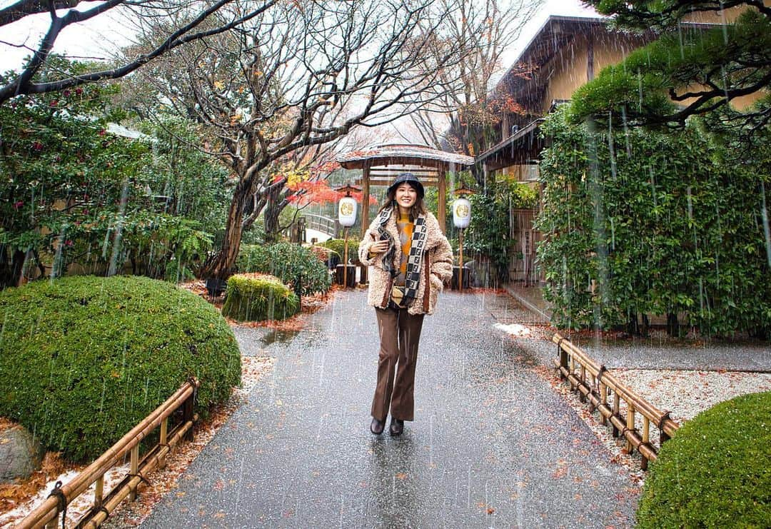 高橋晴香さんのインスタグラム写真 - (高橋晴香Instagram)「昨年末行った島根旅続き✈︎﻿ ﻿ ﻿ 次は、行ってみたかった由志園に❣️﻿ ﻿ ﻿ １年中牡丹が楽しめて紅葉の名所として知られる、池泉回遊式日本庭園🍁💐﻿ ﻿ ﻿ もう全てが美しすぎて綺麗✨✨🥺﻿ ﻿ ﻿ 風情があって、どこ歩いても絵になる風景ばかり👌﻿ ﻿ ﻿ 心地よくて自然を感じることができたよ🌿﻿ ﻿ ﻿ 私は昼間に行ったんだけど、夕方はイルミネーションもやっている時期もあるみたい。夜また行くと雰囲気違って素敵なんだろうな✨✨﻿ ﻿ ﻿ コロナ落ち着いたら行ってみてほしい👌﻿ ﻿ ﻿ 他の場所も回ったけど、写真が載せきれないので！﻿ ﻿ ﻿ また別の投稿で島根について載せるね💓﻿ ﻿ ﻿ ﻿ @shimane.goen﻿ ﻿ ﻿ #旅行 #travel #女子旅 #山陰旅行 #島根旅行 #由志園 #trip #pr #instagood #島根県 #ご縁の国しまね #旅 #神社 #神社巡り #島根 #国内旅行 #instatravel #山陰﻿ #観光 #日本 #japantrip #shimane #山陰旅行 #島根観光 #travelgram #パワースポット #自然 #パワースポット巡り #日本庭園 #松江」1月16日 18時21分 - haruka_takahashi0127