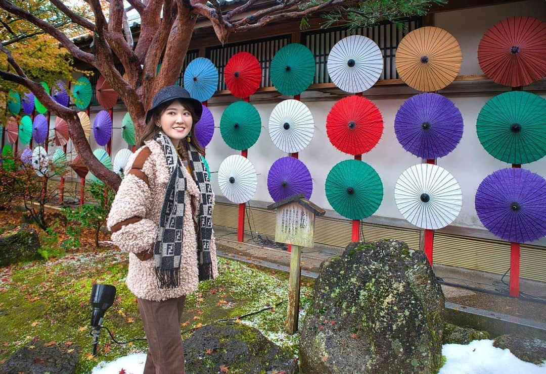 高橋晴香さんのインスタグラム写真 - (高橋晴香Instagram)「昨年末行った島根旅続き✈︎﻿ ﻿ ﻿ 次は、行ってみたかった由志園に❣️﻿ ﻿ ﻿ １年中牡丹が楽しめて紅葉の名所として知られる、池泉回遊式日本庭園🍁💐﻿ ﻿ ﻿ もう全てが美しすぎて綺麗✨✨🥺﻿ ﻿ ﻿ 風情があって、どこ歩いても絵になる風景ばかり👌﻿ ﻿ ﻿ 心地よくて自然を感じることができたよ🌿﻿ ﻿ ﻿ 私は昼間に行ったんだけど、夕方はイルミネーションもやっている時期もあるみたい。夜また行くと雰囲気違って素敵なんだろうな✨✨﻿ ﻿ ﻿ コロナ落ち着いたら行ってみてほしい👌﻿ ﻿ ﻿ 他の場所も回ったけど、写真が載せきれないので！﻿ ﻿ ﻿ また別の投稿で島根について載せるね💓﻿ ﻿ ﻿ ﻿ @shimane.goen﻿ ﻿ ﻿ #旅行 #travel #女子旅 #山陰旅行 #島根旅行 #由志園 #trip #pr #instagood #島根県 #ご縁の国しまね #旅 #神社 #神社巡り #島根 #国内旅行 #instatravel #山陰﻿ #観光 #日本 #japantrip #shimane #山陰旅行 #島根観光 #travelgram #パワースポット #自然 #パワースポット巡り #日本庭園 #松江」1月16日 18時21分 - haruka_takahashi0127