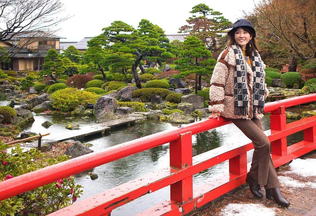 高橋晴香さんのインスタグラム写真 - (高橋晴香Instagram)「昨年末行った島根旅続き✈︎﻿ ﻿ ﻿ 次は、行ってみたかった由志園に❣️﻿ ﻿ ﻿ １年中牡丹が楽しめて紅葉の名所として知られる、池泉回遊式日本庭園🍁💐﻿ ﻿ ﻿ もう全てが美しすぎて綺麗✨✨🥺﻿ ﻿ ﻿ 風情があって、どこ歩いても絵になる風景ばかり👌﻿ ﻿ ﻿ 心地よくて自然を感じることができたよ🌿﻿ ﻿ ﻿ 私は昼間に行ったんだけど、夕方はイルミネーションもやっている時期もあるみたい。夜また行くと雰囲気違って素敵なんだろうな✨✨﻿ ﻿ ﻿ コロナ落ち着いたら行ってみてほしい👌﻿ ﻿ ﻿ 他の場所も回ったけど、写真が載せきれないので！﻿ ﻿ ﻿ また別の投稿で島根について載せるね💓﻿ ﻿ ﻿ ﻿ @shimane.goen﻿ ﻿ ﻿ #旅行 #travel #女子旅 #山陰旅行 #島根旅行 #由志園 #trip #pr #instagood #島根県 #ご縁の国しまね #旅 #神社 #神社巡り #島根 #国内旅行 #instatravel #山陰﻿ #観光 #日本 #japantrip #shimane #山陰旅行 #島根観光 #travelgram #パワースポット #自然 #パワースポット巡り #日本庭園 #松江」1月16日 18時21分 - haruka_takahashi0127