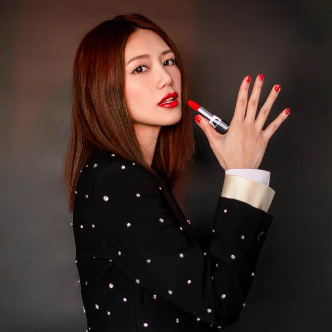Elva Niさんのインスタグラム写真 - (Elva NiInstagram)「There is a shade of red for every woman 💋   @diormakeup #rougedior #WeWearRouge #diorbeautylovers #diorhk #999」1月16日 18時22分 - misselvani
