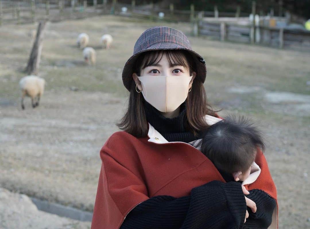 のインスタグラム：「この形の帽子探してたからやっと気にいるの見つけて嬉しいー🤍 と！髪の毛耳にかけると少しだけメッシュが見えるのお気に入り😏 #バケットハット#メッシュ #前髪すぐ伸びる、、」