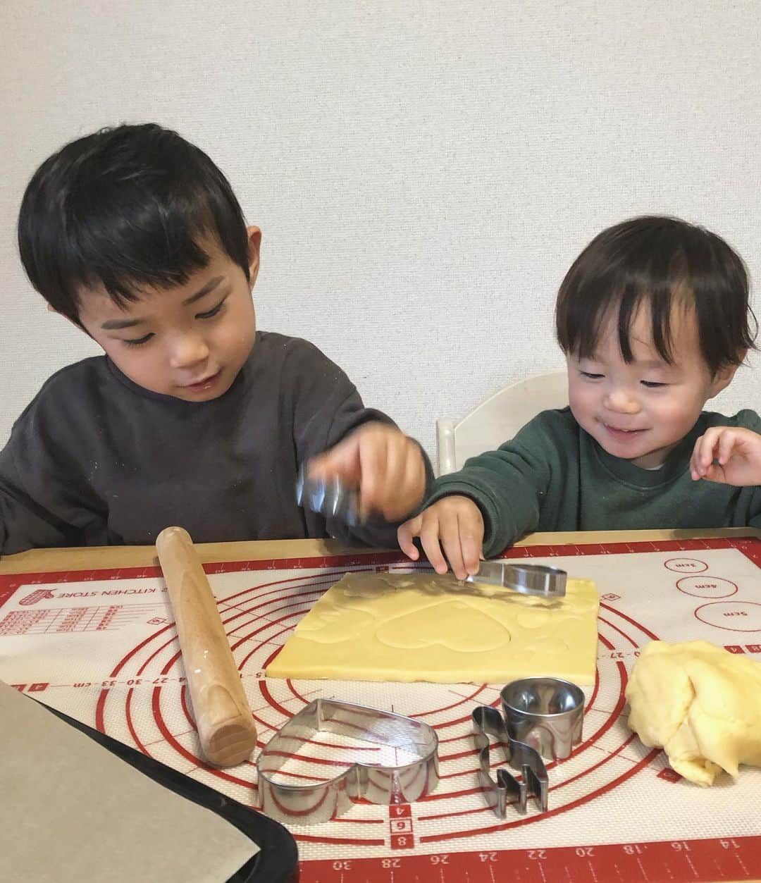 猪村有希のインスタグラム：「クッキー作り🍪 型だけつけて おっきなクッキー作ろうとしたけど 失敗しちゃった😂 でも美味しかったからよーし🤍  そしてまたいぶにやられたりんごちゃん🍎 今回は買い物終わってすぐエコバッグからとられてました🙃 最近は棚の上のものはイスを使ってとるし野菜室を開けてりんごやイチゴを勝手に食べてるしどんどん知恵がついてる🤦‍♀️  #２歳差兄弟 #2歳差育児  #福岡ママ #男の子ベビー #男の子ママ #おうちごはん #クッキー作り  #おうちおやつ」