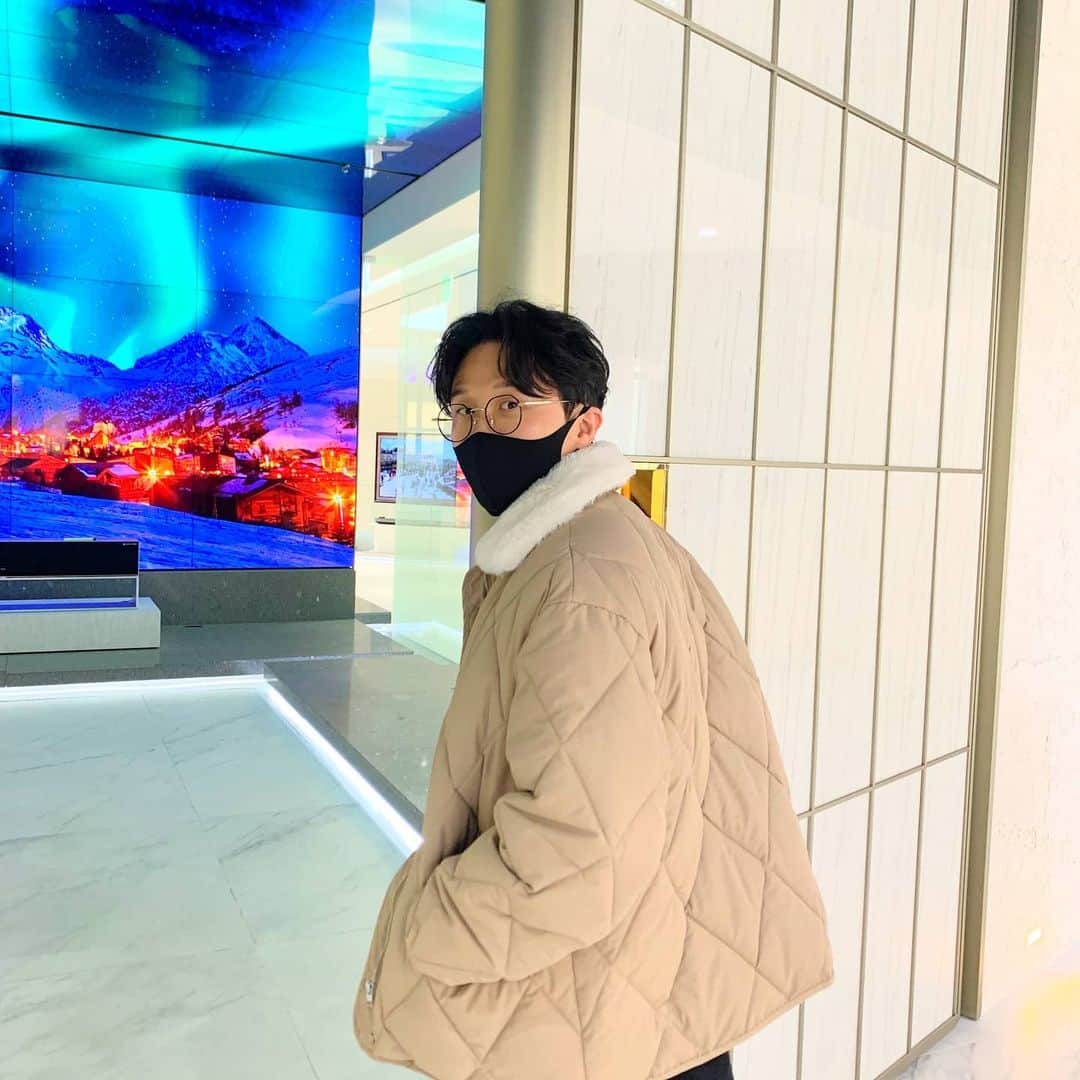 のインスタグラム：「## 솔이 옷이 이뻐 한 번 입어봤더니 꼭 맞았다.  그래서 신나서 입고 나왔다.  오늘 부터 내 옷.  #니꺼내꺼  #내껀내꺼」