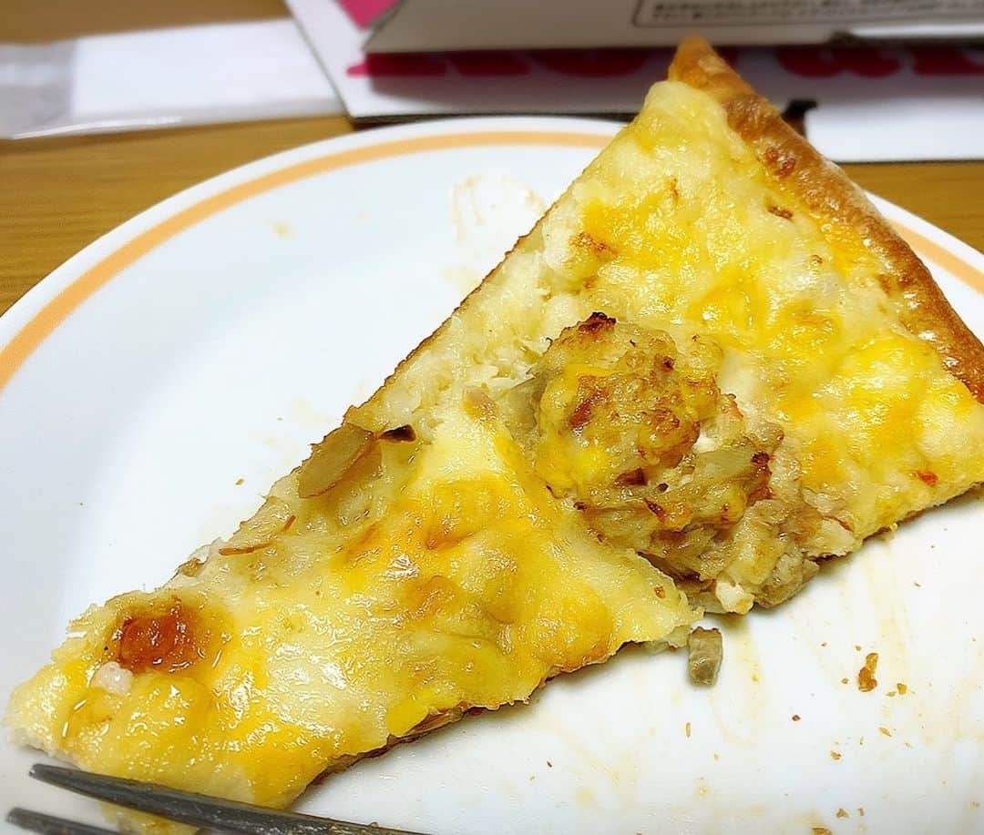 とぎもちさんのインスタグラム写真 - (とぎもちInstagram)「.﻿ 【日本ピザロイヤルハット 일본 royalhat】﻿ ﻿ 大学院の時から夫婦で仲良しの﻿ 同じ日韓夫婦オンニの家へ🚗💕﻿ ﻿ ロイヤルハットでピザ注文して﻿ みんなで食べた 🍕😍﻿ ﻿ ・ウィンター4﻿ ・Wチーズ スペシャル﻿ ﻿ ウィンター4は期間限定で﻿ チーズと角切りベーコンのピザ、カニえびスペシャル、ハットグラタン、マルゲリータの4種類が1枚で味わえるピザ💕﻿ ﻿ Wチーズ スペシャルはその名の通りチーズ たっぷり！！🧀💓﻿ ﻿ 久しぶりの日本のピザ美味しかった🤤✨﻿ ﻿ そしてオンニのチビちゃん男の子2人﻿ 相変わらず元気ですごく可愛かった🤣💓💓﻿ .﻿ #ピザロイヤルハット #ロイヤルハット #ウィンター4 #wチーズ スペシャル #ピザ #オンニ #日韓夫婦 #出前ピザ #宅配ピザ #royalhat #일본피자 #한일부부  #먹스타그램 #토기모치 #とぎもちkorea #とぎもち #とぎもちピザ #とぎもちピザロイヤルハット #とぎもちロイヤルハット」1月16日 18時26分 - togistagram