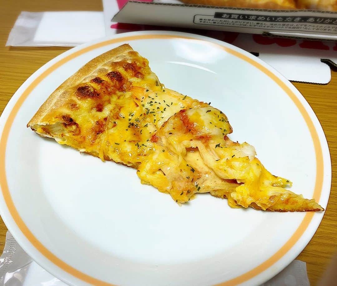 とぎもちさんのインスタグラム写真 - (とぎもちInstagram)「.﻿ 【日本ピザロイヤルハット 일본 royalhat】﻿ ﻿ 大学院の時から夫婦で仲良しの﻿ 同じ日韓夫婦オンニの家へ🚗💕﻿ ﻿ ロイヤルハットでピザ注文して﻿ みんなで食べた 🍕😍﻿ ﻿ ・ウィンター4﻿ ・Wチーズ スペシャル﻿ ﻿ ウィンター4は期間限定で﻿ チーズと角切りベーコンのピザ、カニえびスペシャル、ハットグラタン、マルゲリータの4種類が1枚で味わえるピザ💕﻿ ﻿ Wチーズ スペシャルはその名の通りチーズ たっぷり！！🧀💓﻿ ﻿ 久しぶりの日本のピザ美味しかった🤤✨﻿ ﻿ そしてオンニのチビちゃん男の子2人﻿ 相変わらず元気ですごく可愛かった🤣💓💓﻿ .﻿ #ピザロイヤルハット #ロイヤルハット #ウィンター4 #wチーズ スペシャル #ピザ #オンニ #日韓夫婦 #出前ピザ #宅配ピザ #royalhat #일본피자 #한일부부  #먹스타그램 #토기모치 #とぎもちkorea #とぎもち #とぎもちピザ #とぎもちピザロイヤルハット #とぎもちロイヤルハット」1月16日 18時26分 - togistagram