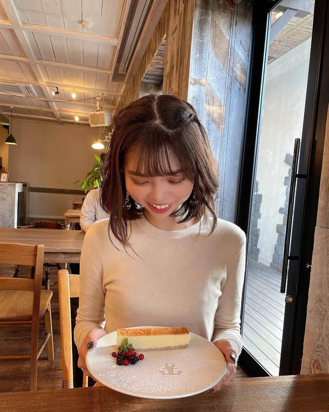 北川瑛里奈さんのインスタグラム写真 - (北川瑛里奈Instagram)「生クリームは苦手だから、チーズケーキ🧀 : : #catstagram  #cafe #cake  #sweets  #hairstyle  #fashion  #ootd #photo」1月16日 18時26分 - elena_kitaoka