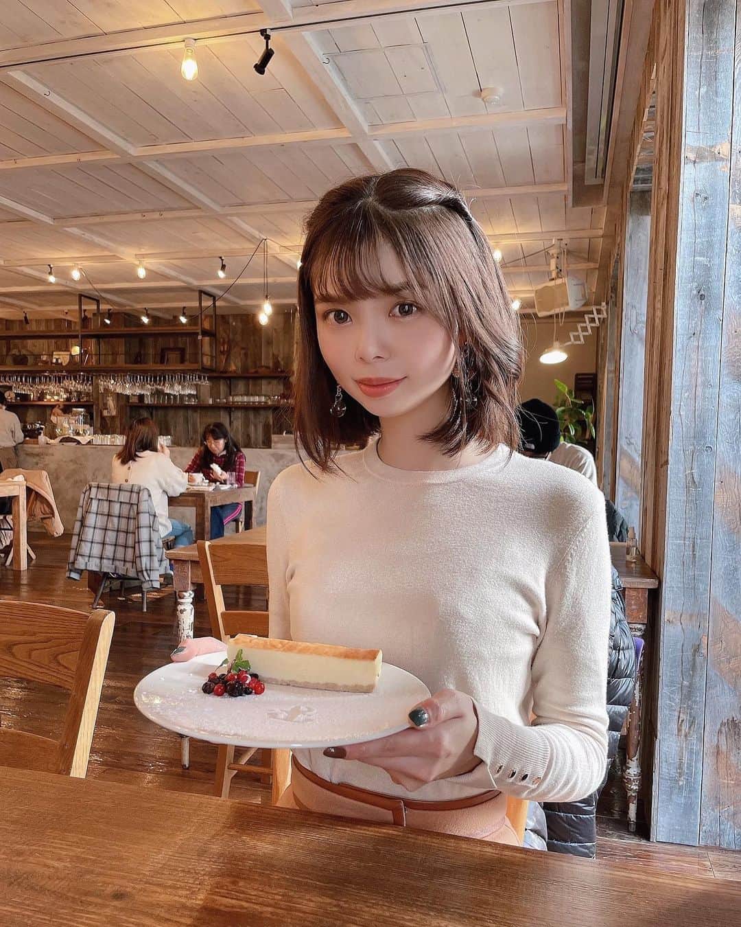 北川瑛里奈さんのインスタグラム写真 - (北川瑛里奈Instagram)「生クリームは苦手だから、チーズケーキ🧀 : : #catstagram  #cafe #cake  #sweets  #hairstyle  #fashion  #ootd #photo」1月16日 18時26分 - elena_kitaoka