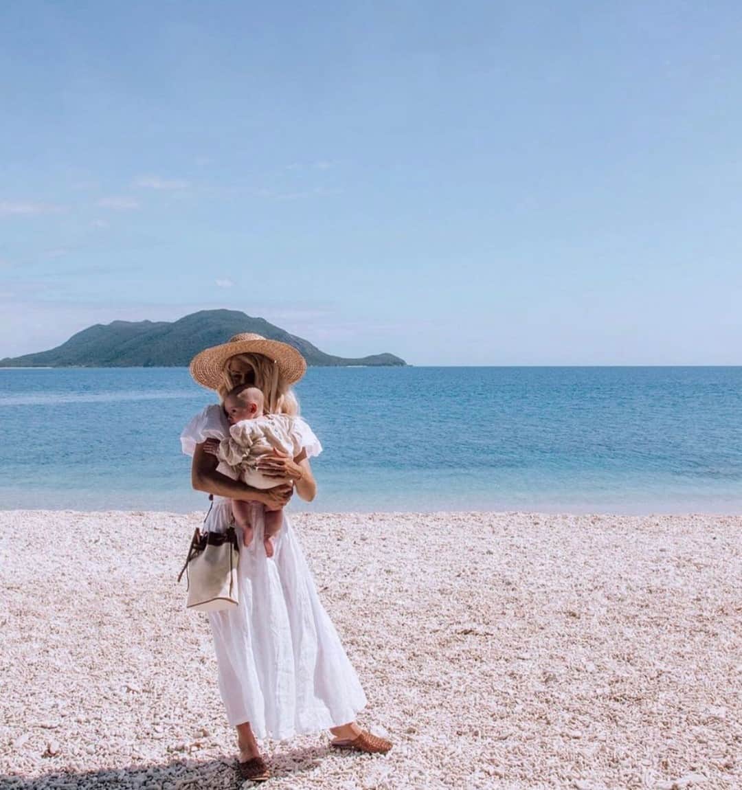 The Horseさんのインスタグラム写真 - (The HorseInstagram)「Catching some sun with @hannahtace and the canvas bucket bag with a tan leather trim, tap to shop! #thehorse #thebucketbag」1月16日 18時30分 - the_horse