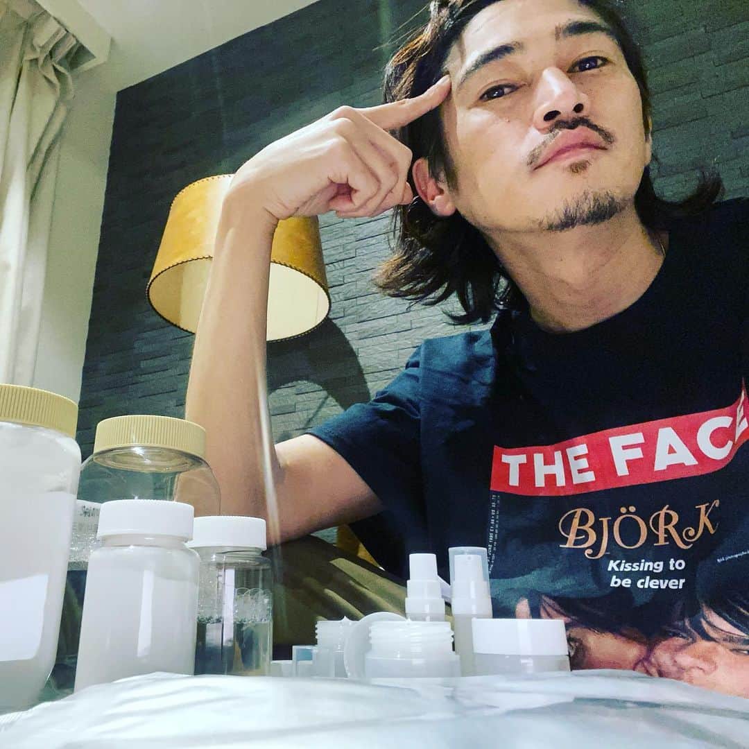 窪塚洋介のインスタグラム：「この一年、 こだわり全開で柄にもなくちょっと口うるさめで進めてるので、どんどん納得の感じになってます。 そして、このスキンケアはかなり良き👍 #スキンケア #ユニセックス」