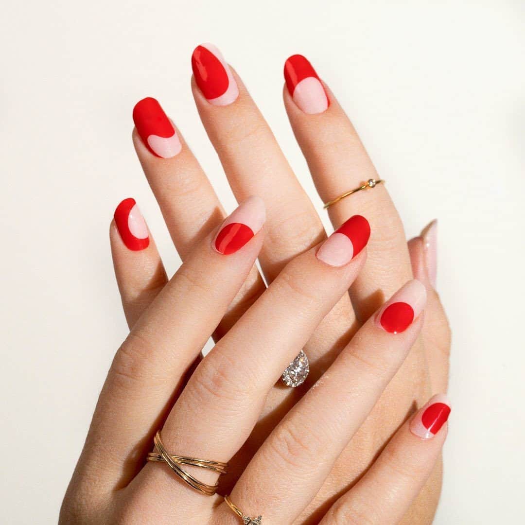 Vogue Australiaさんのインスタグラム写真 - (Vogue AustraliaInstagram)「Have you ever sat down in front of your manicurist, been asked what you’d like to do with your nails, and drawn a blank? If you answered 'yes,' then you're in desperate need of an injection of nail inspiration into your Instagram feeds—and we're here to help. Whether you prefer minimalist manis or more out-there nail art, at the link in bio, we name the 15 manicurists you should add to your follow list.⁣ ⁣ 📷 @cassmariebeauty」1月16日 18時30分 - vogueaustralia