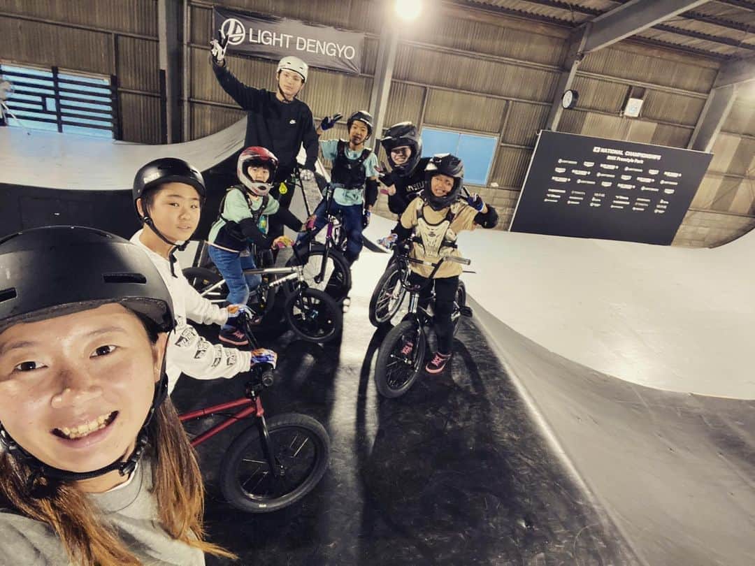 大池水杜のインスタグラム：「Last weekend had fun session with cool boys and girls! 週末は県外からライダーが練習しに来てすっごく楽しい！先週は女の子多めだった😍 @visavis_jp #タウン情報おかやま #ライト電業 #bigjohn #bluesakura #slopeshot #bmx #bmxgirl #bmxfreestyle #bmxwomen At @light_bmxpark thanks every time👍🏼」
