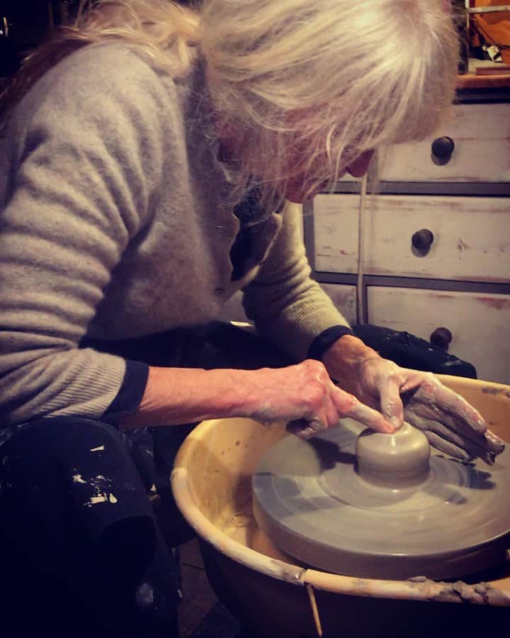 のインスタグラム：「Not a lot she can’t make ... potting lesson with mama T  x」