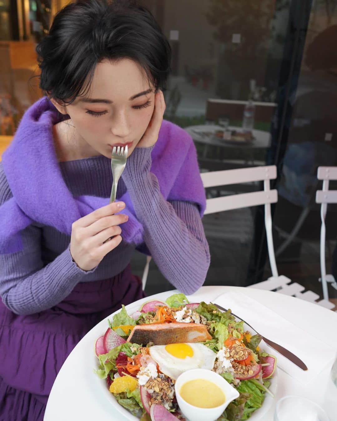 のインスタグラム：「𖠚՜ ☘︎ ✭ 𖤐 𖧷 𖧧 𖥣 ☨ 𖤣 ⚚ 𖥧 ↟ 𖡼 𖠚՜﻿ When I’m eating salad🥗﻿ “Is that a diet?” People asked﻿ Certainly until a while ago, I think﻿ ‘Because I’m a model, I have to be strict with my diet! ’﻿ I used to think…﻿ Calories rather than taste, patience more than you want to eat, slimmer legs than muscles makeup glue rather than the complexion of bare skin ...﻿ Looking back, my mind and body were so sad at that time.﻿ But now I eat salad whenever I WANT to eat and…𓎩𓌉﻿ It’s delicious at last!!﻿ ﻿ サラダを食べていると﻿ あれっダイエット？と聞かれた﻿ 確かに少し前までは﻿ ‘モデルだから自分に厳しくないと！’﻿ 味よりもカロリー,食べたいよりも我慢﻿ 筋肉量よりも美脚,素肌の血色よりも化粧ののり…﻿ 振り返って見ると﻿ あの時の心も体も1番貧困だった𓏗𓏗﻿ でも今は食べたい時に食べるサラダは﻿ ちゃんと味わえて美味しい‪‪*°♡﻿ ﻿ ほっぺが丸くなってもよろしくねᵕ̈*﻿ ﻿ #Rialife#暮らしの手帖#好きなもの好きなだけ#ストレスフリー#lifestyleblog#stressfree#lunch#saladlover #fashion#winterfashion#happinessisfree#hormonalhealth#flower#happinesseverywhere#nowyouknow#sustainable#instagood#chance#betterword#neverever#oneworld#loveislove」