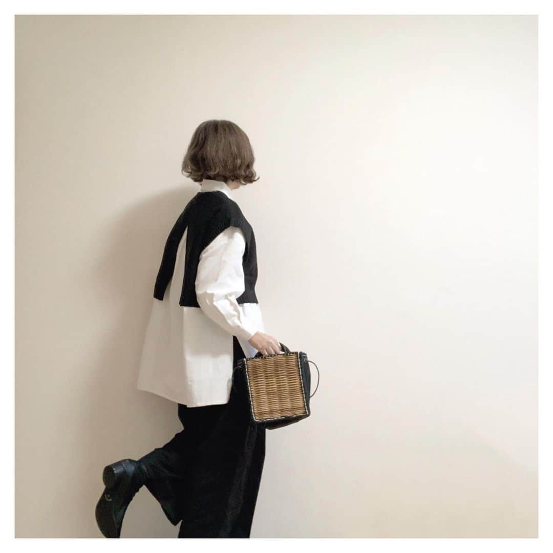 のインスタグラム：「・ ・ @andronlineshop のコットンロングシャツ。 起毛してるようなしっかりめの生地で秋冬用のベーシックシャツ。 ・ サイドの深めのスリットと後ろが長めなのが合わせやすい🙆‍♀️ ・ 後ろぱっかーんニットベストと❤️ ・ ・ ・ ・ #instafashion #fashion #me #着画 #knitvest : #discoat #shirt : #andR #アンドアール #pants : #fillil #bag : #ebagos #trenchcoat : #jsluxe #足袋ブーツ : #vivian ⏫ #楽天roomに載せてます ←激安セール中 #今日のん #今日の服 #今日の後ろ姿 ・」