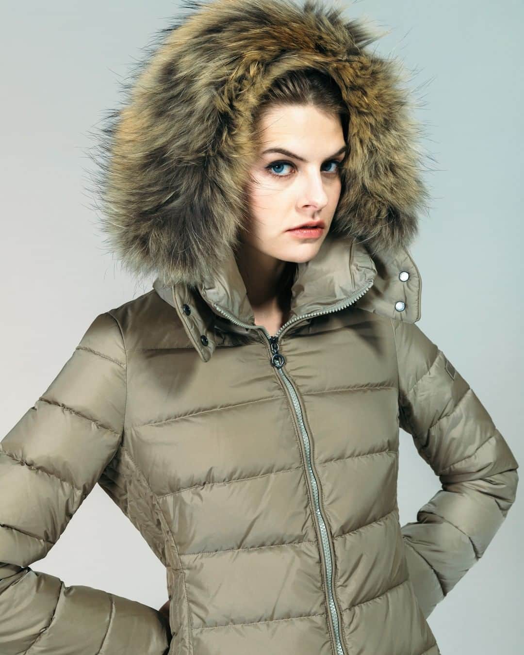 タトラスのインスタグラム：「Embrace the silhouette and subtle detailings.  Featuring SARMA lady's jacket from TATRAS 20AW Collection.   #Tatras #Tatrasofficial  #Tatraspeople  #downjacket」