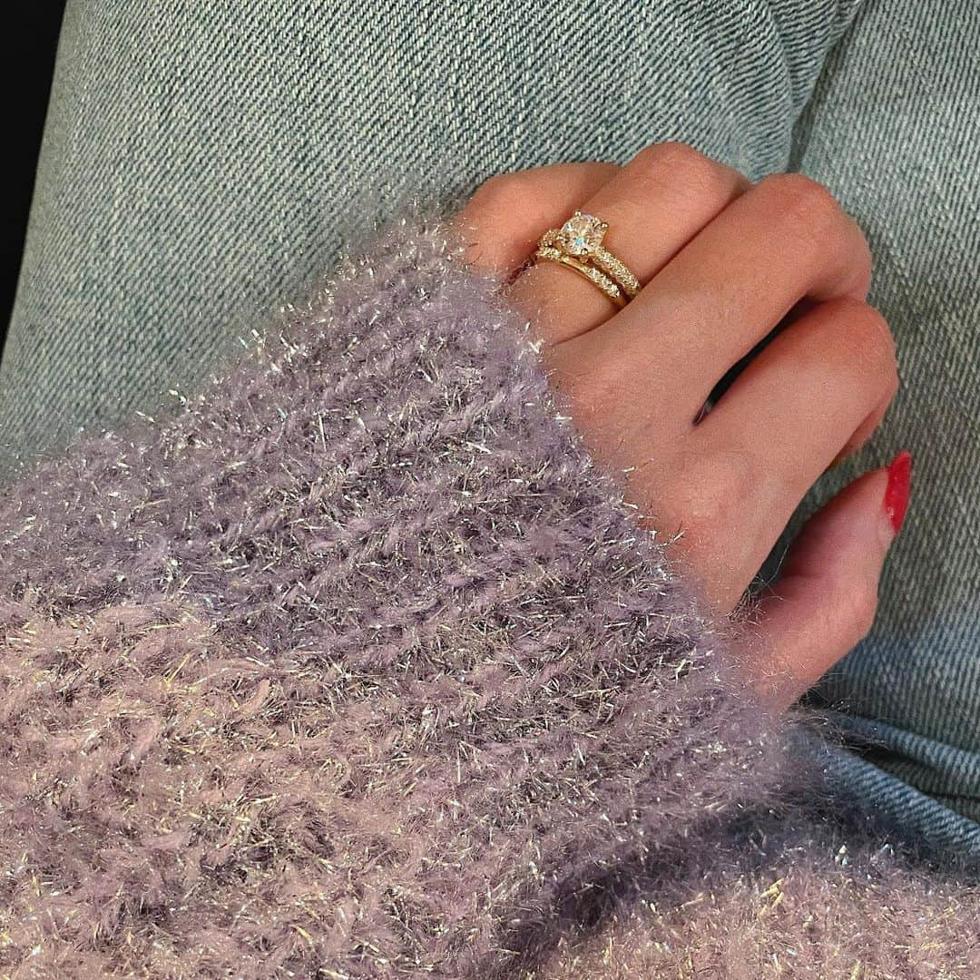 橋本江莉果のインスタグラム：「kirakira💍💜👖💫🌟✨﻿ ﻿ #fashion #ring #rings #engagementring #marriagering #style #knit #knitstagram #fashiongram #fashionista #lavender #denim」