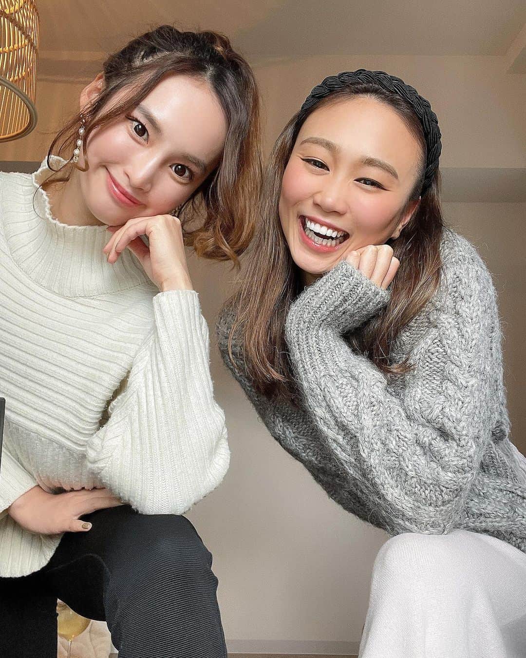 岩佐しおりのインスタグラム：「✔️🙋‍♀️🙋‍♀️ ・ 親友がついに一人暮らしを 始めたとのことで 年末年始にお邪魔しましたっ💕 天才出張料理人(友達)にパスタも つくってもらって もう最高のおうち時間🥰 二人で新たな目標もできたし‼️ 絶対実現させようね🤙🏽✨ 目標があるだけで本当ワクワクする🌈 @riko_manabe が投稿したから 私も真似して時差スタグラムでした🤪笑 ・ #おうち時間 #おうちごはん #ホームパーティー #パスタ #ワイン #ひとり暮らし」