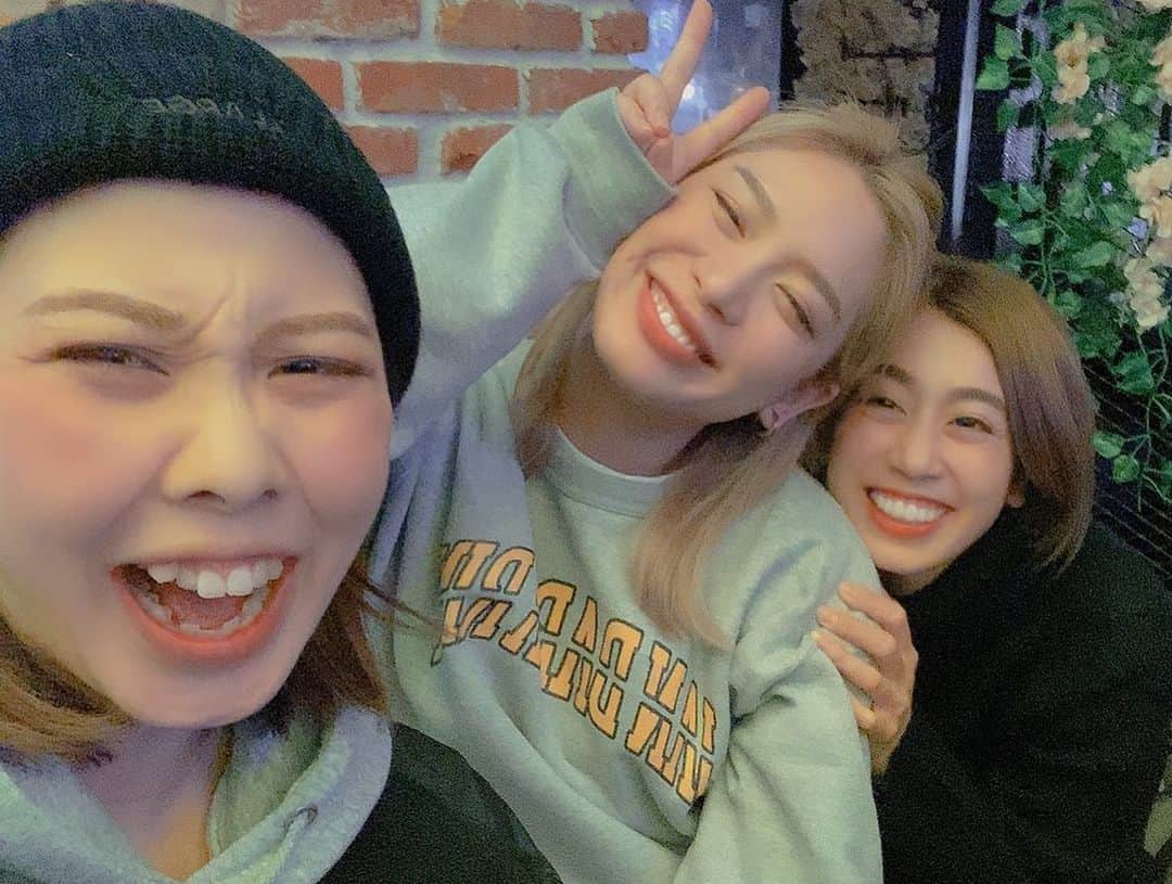 acaneのインスタグラム：「・ 友達といる時間が本当にだいすきなので いい加減はやくマスク無しで みんなにハグさせてください。😷🤐  まぁそんな言っても仕方ないから 今の時間さえも大切にしなきゃね！  #急に友達とわいわいしたくなった」