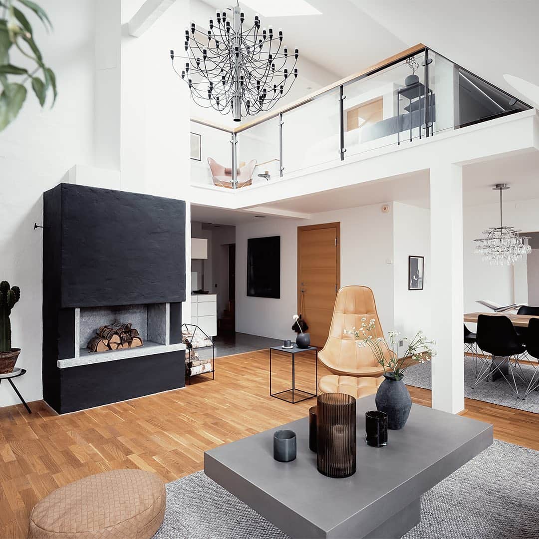 Bjurforsのインスタグラム：「Vilken takhöjd! 💭Vindslägenhet med etage i Vasastaden, Göteborg. Karl Gustavsgatan 13. Foto: @fotografalencordic Styling: @bon.interior . . . . #bjurfors_goteborg #mäklareangelicastenvold #etage #etagelägenhet #etagevåning  #interior #homestyling #vardagsrum #livingroom #interiorinspiration #inredningsinspiration #interiör #interiorinspo #livingroominspiration #livingroominspiration」