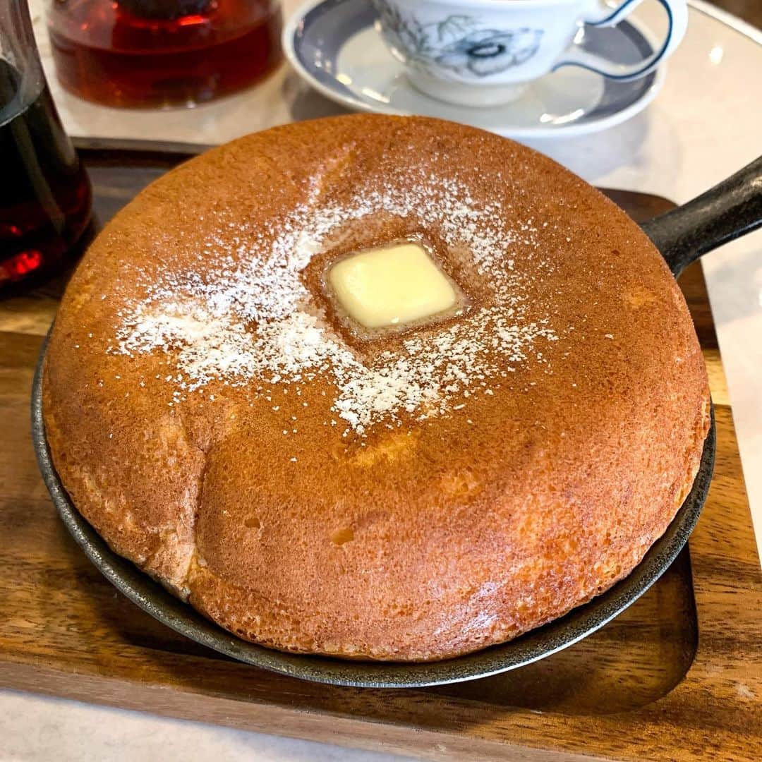 のインスタグラム：「﻿ ﻿ ◆カステラパンケーキ 生クリーム添え　680円(税別)﻿ ﻿ ﻿ JR錦糸町駅直結・テルミナ5Fのレストランフロアにある﻿ 卵料理専門店で14時〜限定のパンケーキをいただきました。﻿ ﻿ たまご感たっぷり、カステラ風味のパンケーキ🥞﻿ スキレット入りで最後まであつあつの上体で食べられます！﻿ 生クリーム＆メープルシロップがよく合っておいしい♡﻿ ふわっふわでボリュームがあるのに単品680円と﻿ とってもリーズナブルなのもうれしいポイント✨﻿ ﻿ ﻿ 提供期間: 通年﻿ 訪問店舗: サロン卵と私 (JR錦糸町駅 直結)﻿ ﻿ ﻿ ※ 緊急事態宣言の発令にともない、しばらくは撮りためた﻿ 写真＆テイクアウトを中心に投稿していきます﻿ ﻿ ﻿ ‎⋆ ･‎⋆ ･‎⋆ ･‎⋆」