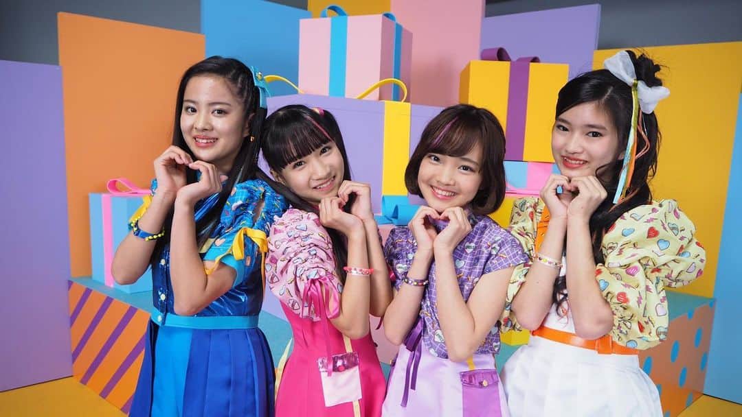 mirage²（ミラージュミラージュ）のインスタグラム：「🐶🍭🌺☀️﻿ ﻿ 2/10(水)にリリースとなる3rdシングル「LOVE²」の﻿ ミュージックビデオを、1/17(日)9:30に﻿ 解禁することが決定しました💗💕﻿  ﻿ キラキラ＆ポップな楽曲にピッタリのカラフルで﻿ ラブいっぱいのビデオに仕上がっています♪﻿ ﻿ ▼「LOVE²」ミュージックビデオ　﻿ 1/17(日) 9:30公開！﻿ youtu.be/fLyF_IVEdXQ﻿ ﻿ #lovely2  #ラブリーラブリー﻿ #ラブパトリーナ #ラブパト﻿ #ラブパトピンク #愛羽ツバサ #渡辺未優﻿ #ラブパトパープル #紫原サライ #山口莉愛﻿ #ラブパトブルー #青瀬コハナ #山下結衣﻿ #ラブパトシャイン #七色ソラ #杉浦優來﻿ #まるばつさんかく ﻿ #とぅわりんりんたんたん　﻿ #大事なモノ﻿ #LOVE²」