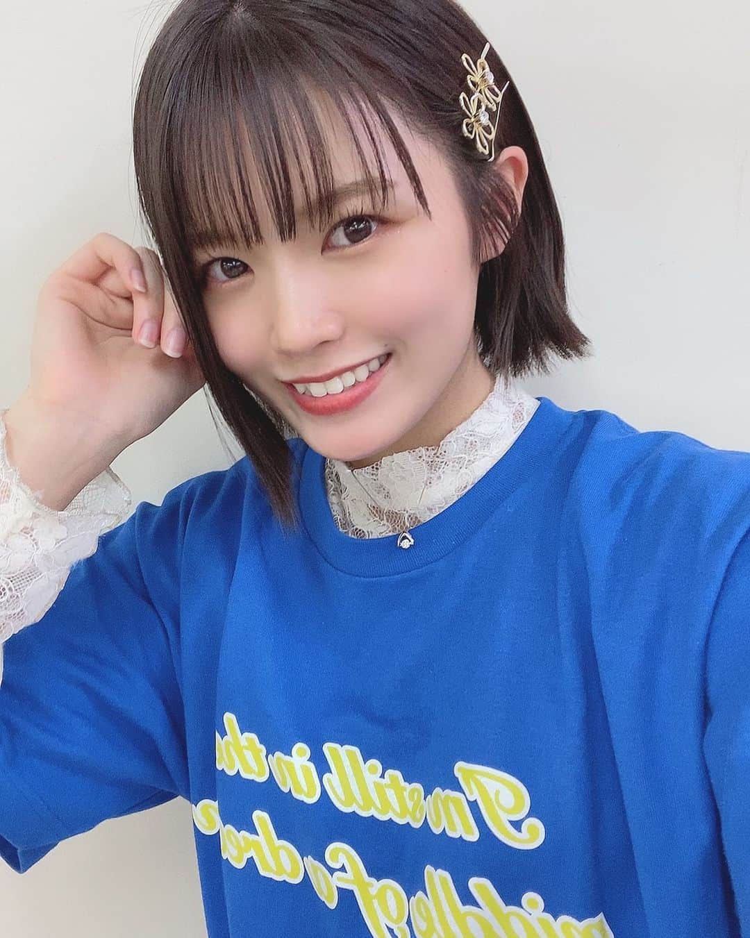 のインスタグラム：「🗣💬﻿ 今日はお話し会でした✨﻿ ﻿ 生誕T着たよ！！﻿ それから、お母さんが誕生日プレゼントでくれたプラチナとダイヤモンドのネックレスと、かいりがくれたお花のピンを付けました🥰﻿ ﻿ たくさんのおめでとうをありがとう！！！﻿ こんなにたくさんの方に言われることがなかったのですごく嬉しいです…🥲💗﻿ ﻿ これからもよろしくね﻿ お話し会、また明日もよろしくね🥰﻿ ﻿ #オンラインお話し会」