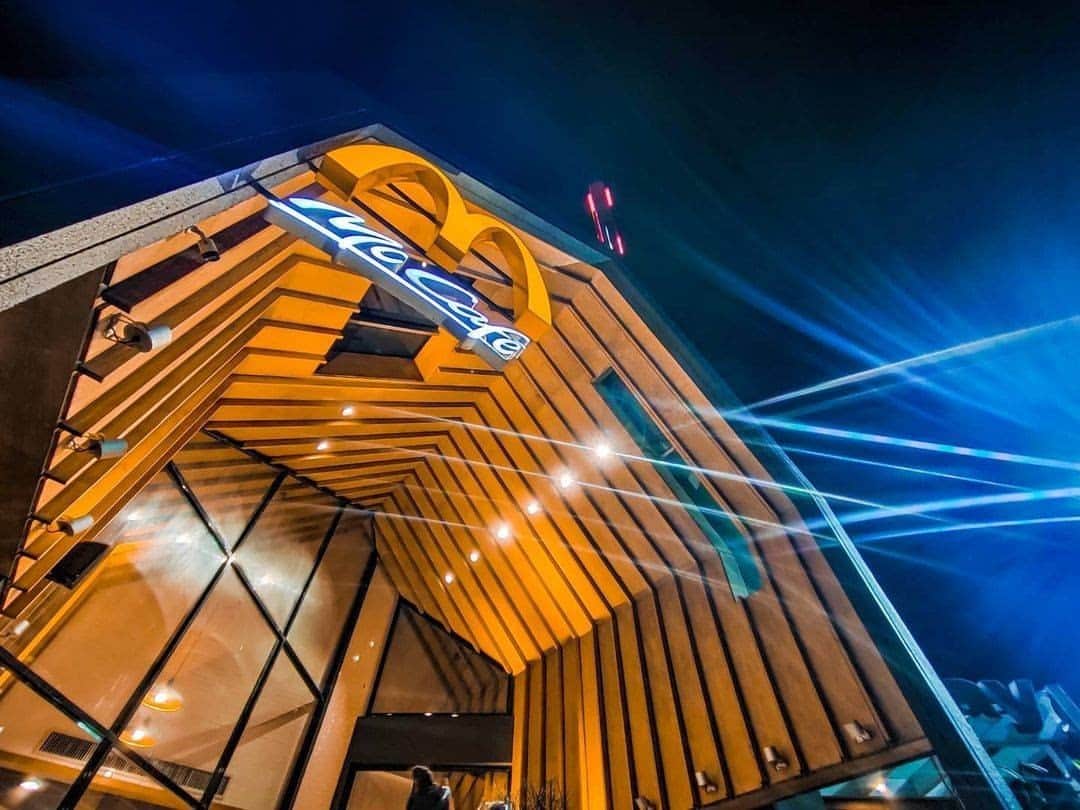 McDonald's Philippinesのインスタグラム：「We always keep it #MSafe in every McDo store you visit. 💯 Have a sip of your favorite McCafe drink to get you in the mood. See you at McDo Savano Park!  Photo by: @toffydein」