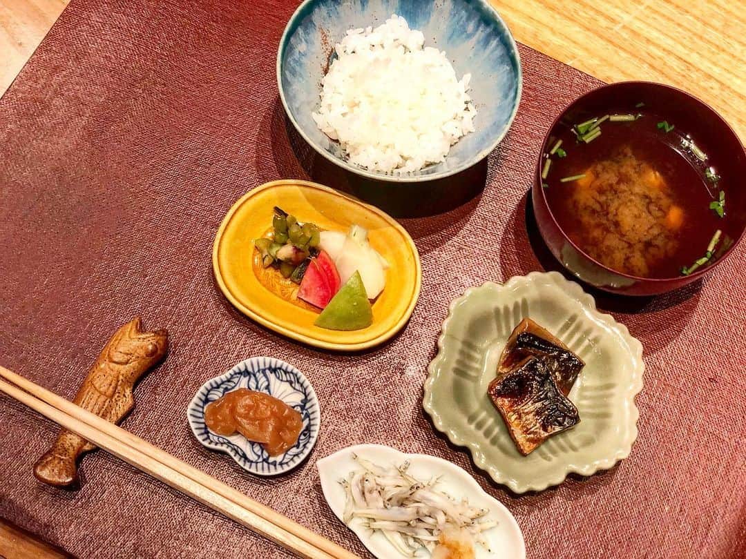 能美黎子さんのインスタグラム写真 - (能美黎子Instagram)「・ 『行列のできる法律相談所』 『人生最高のレストラン』でも取り上げられた 銀座にある日本料理の名店 「小熊」へ。 ・ 食べログ3.85  TOP1000 ・ コロナ前は予約が中々取れなかったのですが、 コロナの影響で今なら予約が取れやすくなっている とのことでお伺いしてみました。 ・ こちらのお店は、 季節のお任せコースのみ。 後、ジビエのコースもあるのだとか。 ・ 個室も有り、 飛沫防止のパーテーションも設置されていて コロナ対策がしっかりとしているので、 安心してお伺いできるお店でした。 ・ 旬の食材を惜しみなく使った季節のコース。 どれも丁寧な作りで上品。 ・ 特に、 この時期にしか食べられない背子蟹と 唐墨餅がお気に入り。 塩分控えめなカラスミとお餅が絶妙で、 抜群に美味しかった。 ・ デザートにも出てきたお米のカステラは、 手土産でも利用されているとのことでお土産で お家にお持ち帰りしました。 グルテンフリーとのことでしたが、 もっちりしていて甘みが絶妙でした。 ・ お値段はしますが、 そのお値段以上のおもてなしと価値を感じられるので、 接待や特別な日におすすめ。 ・ #銀座グルメ #銀座ディナー #飲食店応援 #飲食店がんばろう #飲食店の灯りを消さない #黎ログ #東京グルメ #小熊 #東京グルメ女子 #日本料理 #懐石料理 #個室ディナー #個室のあるお店 #コロナ対策万全 #行列のできる法律相談所 #感染症対策 #食べ歩き #食べログ高評価 #食べログ3点5以上 #美味しいお店 #美味しいもの巡り #グルテンフリースイーツ #老舗の味 #京料理 #メディア掲載 #名店 #人生最高のレストラン #季節の料理 #秘書の手土産 #接待向き」1月16日 18時59分 - reikonohmi