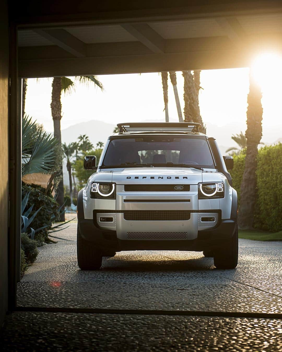 Land Roverさんのインスタグラム写真 - (Land RoverInstagram)「Be unstoppable in style - the new #DEFENDER's confident exterior design reflects the vehicle's powerful capability in the toughest terrain and conditions. Learn more via the link in our bio.  #NewDefender #TeamDefender #LandRoverDefender #4x4 #Overland #Expedition #Adventure #SandDriving #Desert」1月16日 19時00分 - landrover