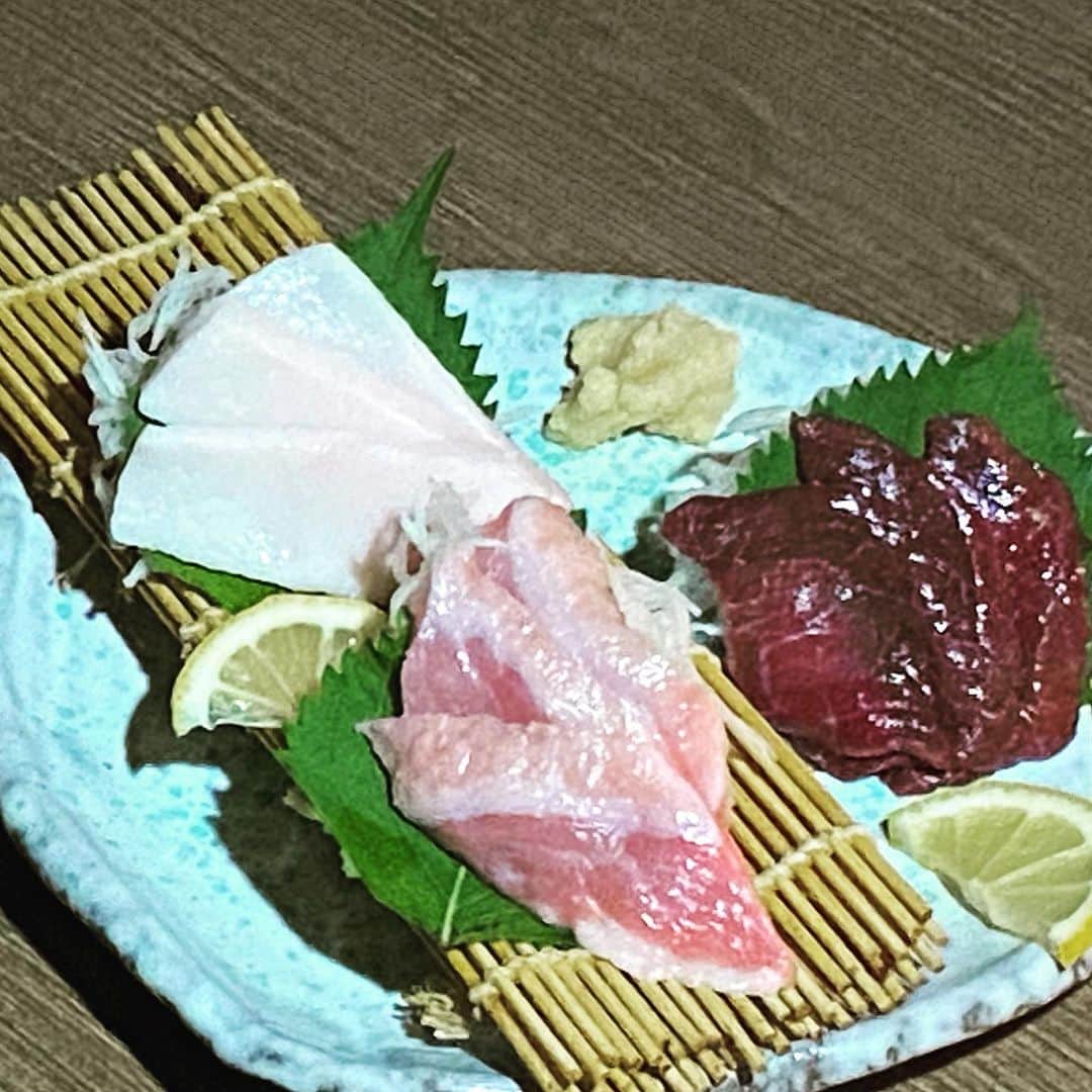 居酒屋 うまとり千日前店のインスタグラム：「#馬刺し #赤身 #たてがみ  #うまとり #なんば #千日前 #個室 #居酒屋 #馬刺し #鳥料理 #食べ放題 #食べのみ #飲み放題 #難波 #ミナミ #アルバイト #follwme #instafood #いいね #いいね返し #日本橋 #グルメ #フォロー #フォロー返し #宴会 #料理 #賄い #まかない  #like4like #インスタ #カップルシート 1時間食べ飲み放題もございます。 営業時間17〜20時」