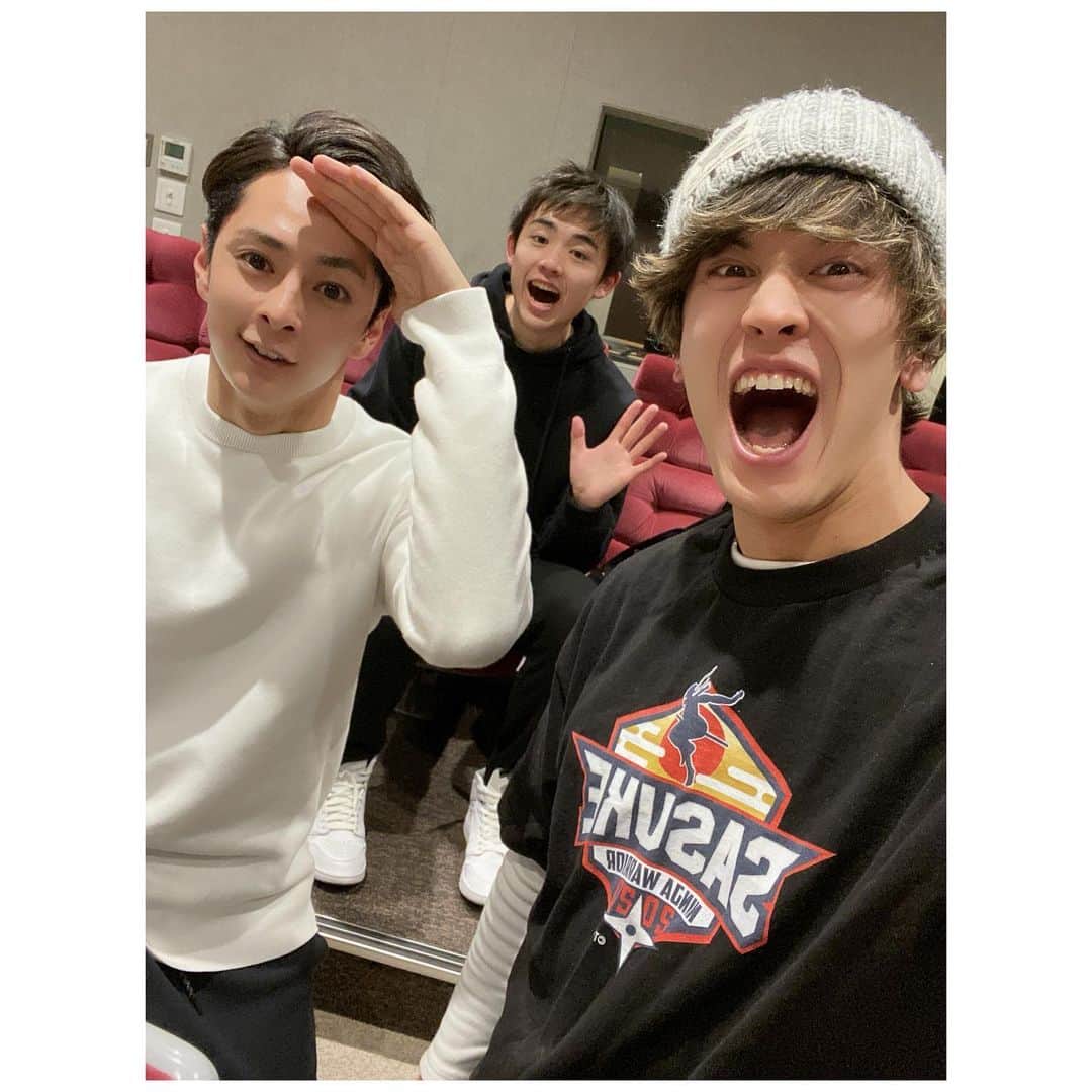 才川コージのインスタグラム：「明日は仮面ライダーセイバー  第18章『炎の執念、メギドを討つ。』  メギドを討つだと！？ 炎の剣士め…！  たかや&とがし君と📷 私服にSASUKETシャツ着てしまった🐒 #仮面ライダーセイバー」