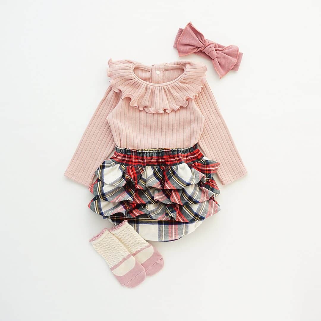 かわいいベビー服・子供服Babychuさんのインスタグラム写真 - (かわいいベビー服・子供服BabychuInstagram)「【べびちゅスタッフいち押し😊☝️ブルマコーデはこれっ】 . 女の子ママなら1度はしたいおしりのフリフリが可愛いフリルパンツが主役のブルマコーデ💕 . べびちゅスタイリストがおすすめするブルマコーデは 大きなフリルカラーが可愛いべびちゅオリジナルボディに赤×白が女の子らしいフリルパンツをあわせたコーデ✨ . お家の中でいつでも写真映えしちゃいますね📸 おでかけならカーディガンを羽織ればOK👍 簡単可愛いブルマコーデを楽しんでねっ♥️ . プロフィール欄のURLから、今すぐべびちゅチェック💨 . ▶️《Babychuオリジナル》フリルカラーリブボディ カラー：ホワイト/スモーキーピンク/グレージュ サイズ：70/80 プライス：3,900円+tax . ▶️フリルパンツ☆リバプール サイズ：70-90 プライス：3,000円+tax . 💡合わせてチェック👀 べびちゅ史上最安値👛再び✌️ この冬最後の「福袋」販売始まってます🎊 . なんと🥳 べびちゅ初の❣️「ブルマ福袋」も登場 . . 大満足の🤗 量おおすぎ注意！袋がパンパン「超豪華福袋」も🛍 . プチプラすぎてビックリ😲❣️ 「プチ福袋」まで登場🛍 . 売りきれ次第、販売終了‼️ 争奪戦✊🔥 . 今朝、販売スタートしてすぐに注文殺到してまーす🛒💨 . さぁ、今すぐ❣️ 急いで～～～🏃‍♀️💨 . プロフィール欄のURLから、べびちゅHPへGO‼️ 上部バナーから「福袋」をチェックしてね💛 . . . 紹介アイテム品番：MI-04020 紹介アイテム品番：LZ-000001  . . #べびちゅオリジナル #ロンパース #リブボディ #ベビーブルマ #べびちゅブルマ #ブルマ #ブルマコーデ #ベビーブルマならべびちゅ #ミミプポン #minipoupons #べびちゅ #babychu #ig_kidsphoto #ig_babyphoto #かわいい #子供服 #ベビー服 #親バカ部 #女の子#娘 #男の子 #息子 #赤ちゃん #ベビーコーデ #キッズコーデ #ベビーファッション #キッズファッション #出産祝い #baby #babychujp」1月16日 19時11分 - babychu2014