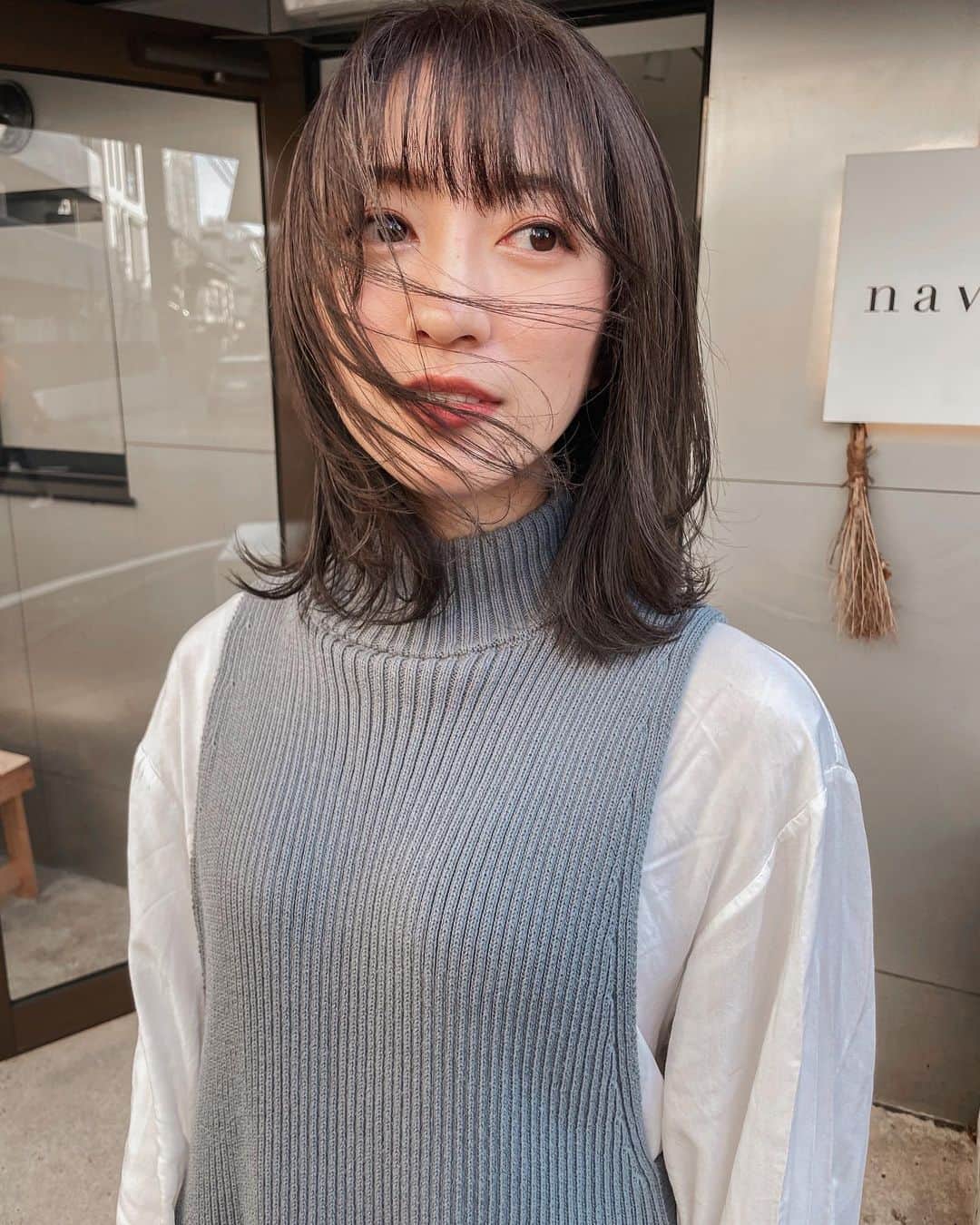 瀬口かなのインスタグラム：「@navile.hair で髪色変えました🤍﻿ くすみグレージュにハイライトいれたよ〜！﻿ ﻿ 色落ちしても派手すぎないカラーにしてもらった！！！きゃー！﻿ ﻿ ﻿ 色落ちももはや楽しみ✌️﻿ ﻿ ﻿ ブリーチなしでこのくすみ感はホント天才👏✨﻿ ﻿ ﻿ @ryota_navile さま、いつもありがとうございます🙇‍♀️﻿ ﻿ ﻿ #ハイライト #ヘアカラー #グレージュ #ヘアスタイル #ミディアムヘア #ミディアムボブ #くすみカラー #haircolor #selfie #セルフィー #グレージュ」