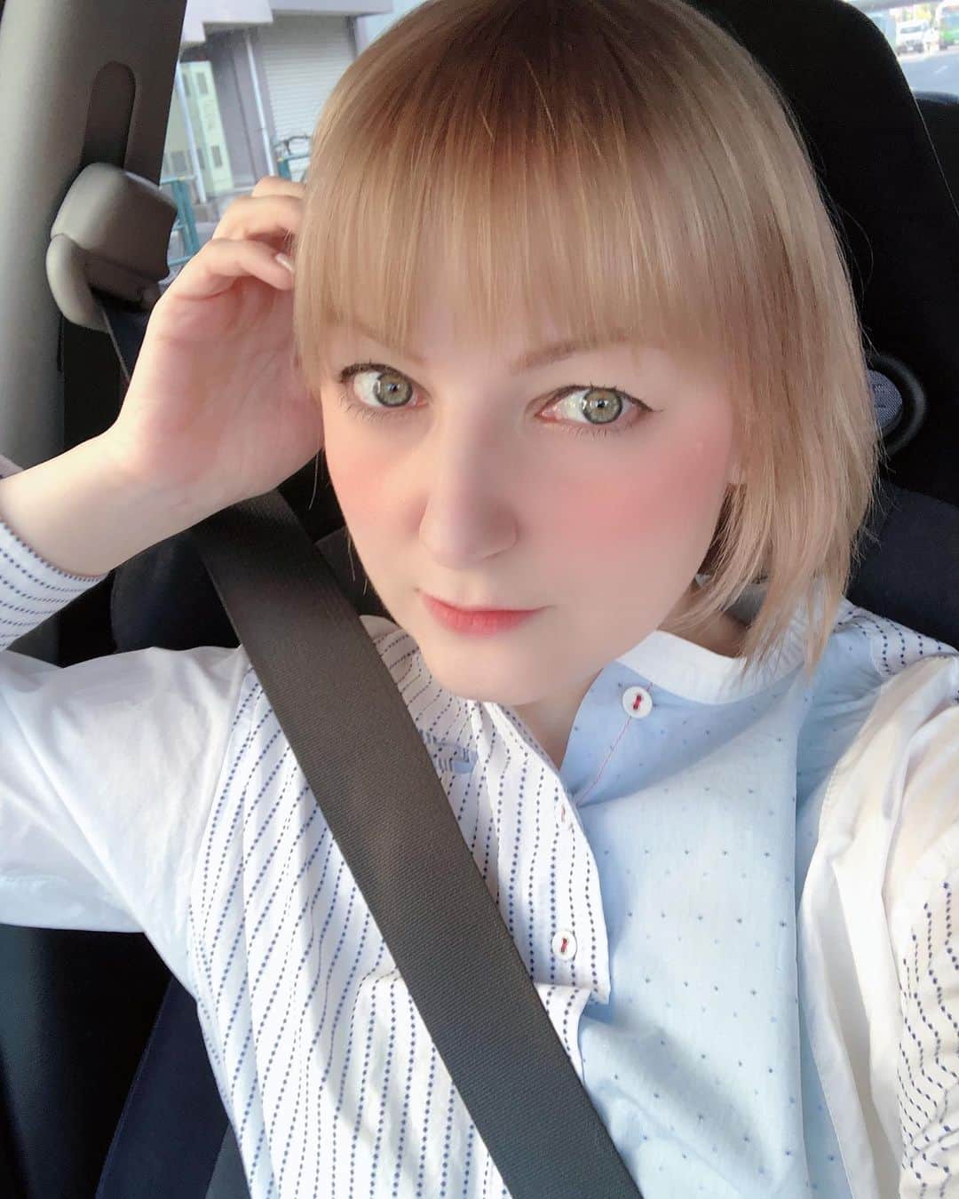 Jenyaのインスタグラム：「今日17.8度もあったみたい！ 春みたい！！ ワンピース一枚でお出かけしました(車だからね😜 ちなみに、運転免許を持ってないし、一生取れない自信があります！😂 В Токио сегодня было плюс 17,8, а у вас как? Так что я вышла погулять в одном платьице(ну да, на машине же :) кстати прав у меня нет, и вряд ли когда появятся 😂   ワンピース　@nopdenod #nopdenod   #blondehair #blonde #ボブ #greeneyes #39歳 #39yearsold #3月生まれ #momlife」
