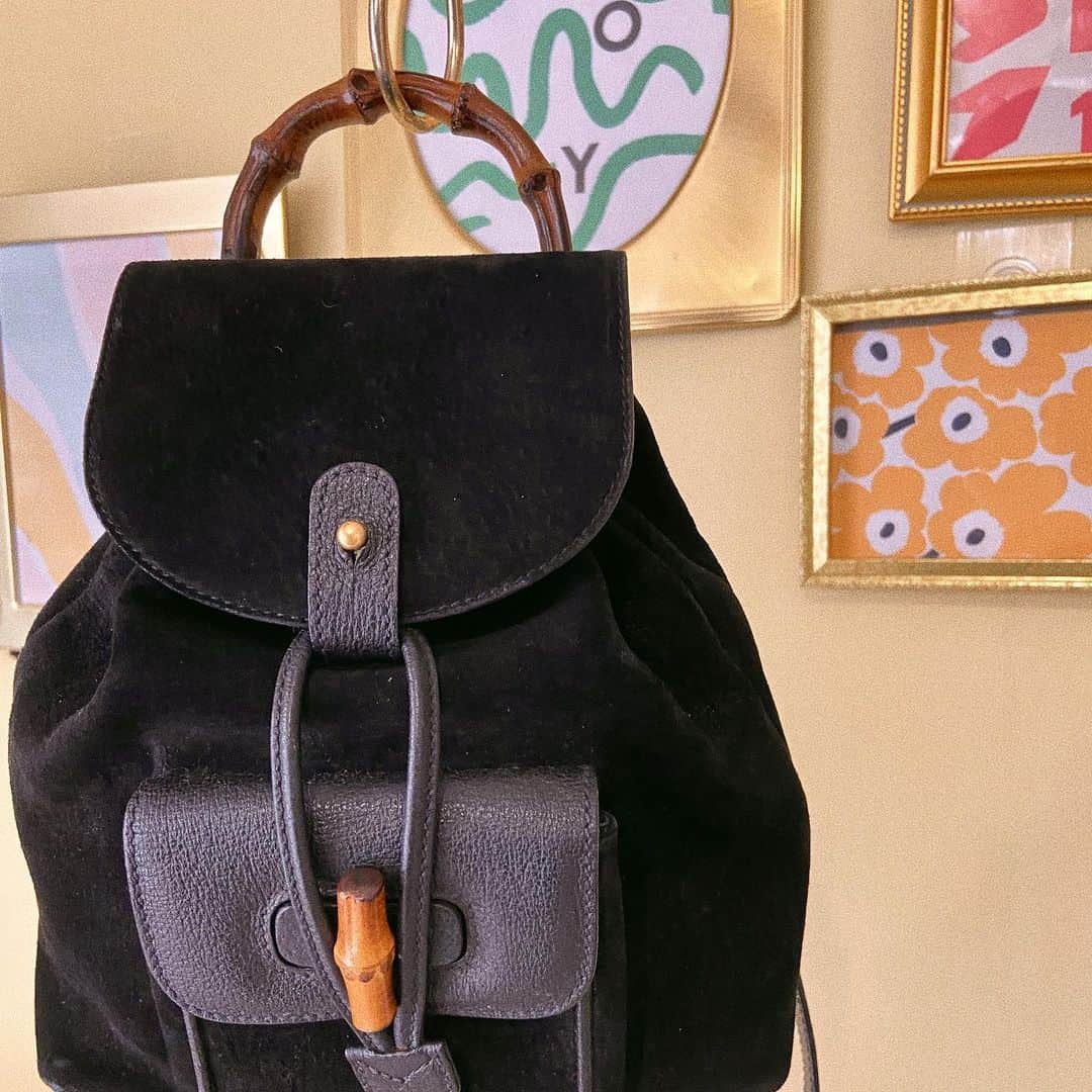vintage Qooさんのインスタグラム写真 - (vintage QooInstagram)「Bamboo backpack in suede🎋 #guccivintage #vintageqoo #sustainablefashion ——————— All inquiries, replies and shipment in January are only available from 10:30 to 18:30 on weekdays.  You can enjoy the shopping at the online store 24/7.  1月のお問い合わせ返信および発送対応は 平日のみ(10時半〜18時半)となります。  オンラインショップでのお買い物は 24時間お楽しみいただけます。 皆さまのご利用を心よりお待ちしております。」1月16日 19時06分 - vintageqoo
